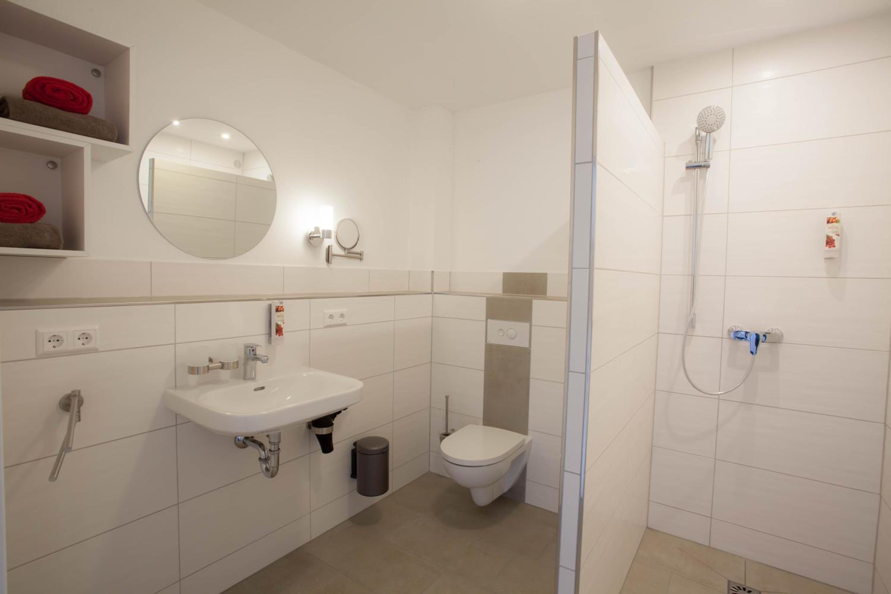 Apartment with Balcony - Photo 4