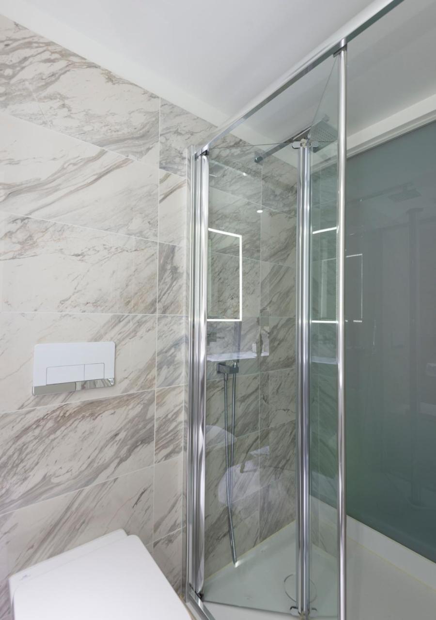 Standard Queen Room - Photo 9
