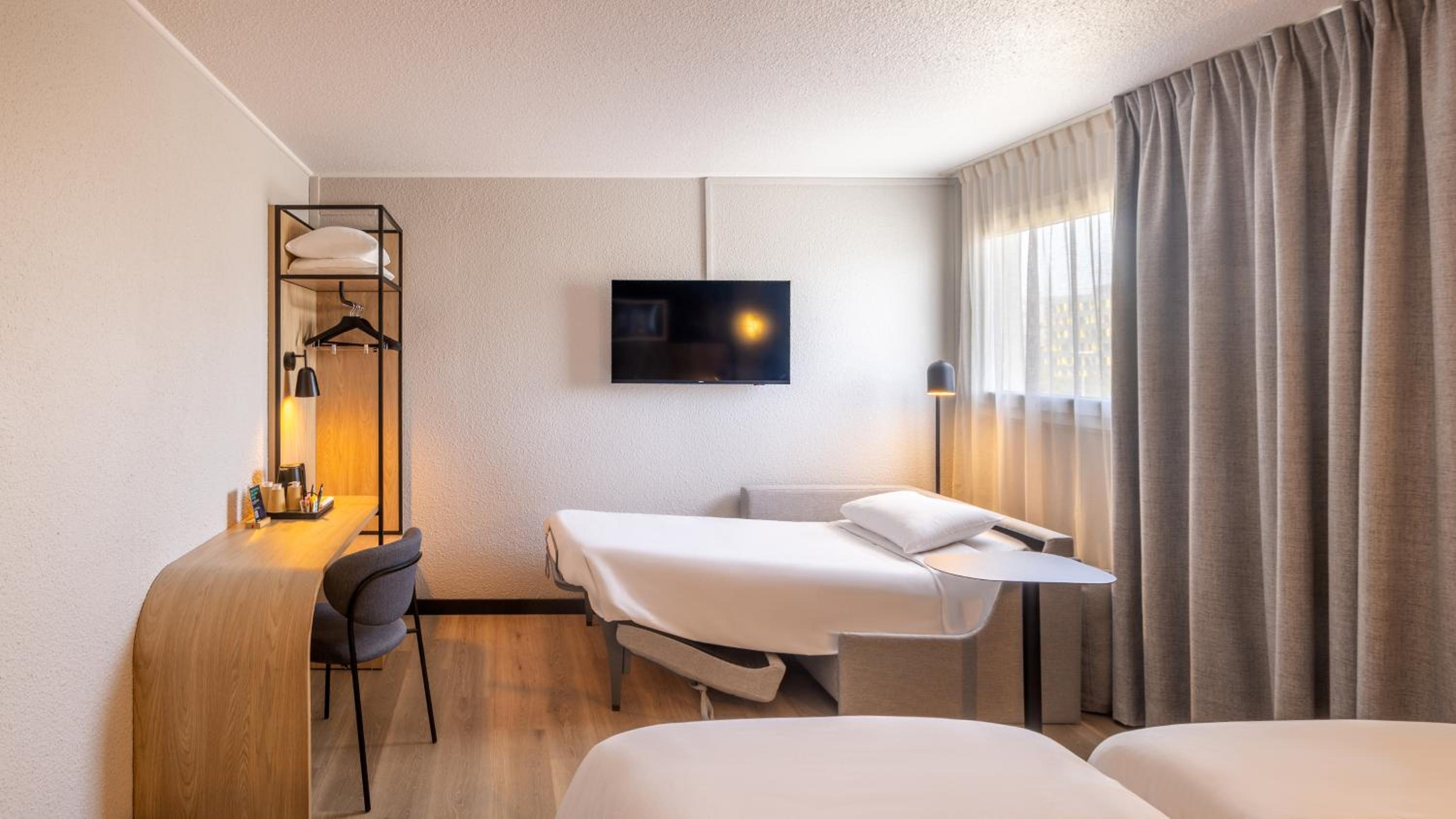 Standard Twin Room with Two Single Beds and Sofa Bed thumbnail 6