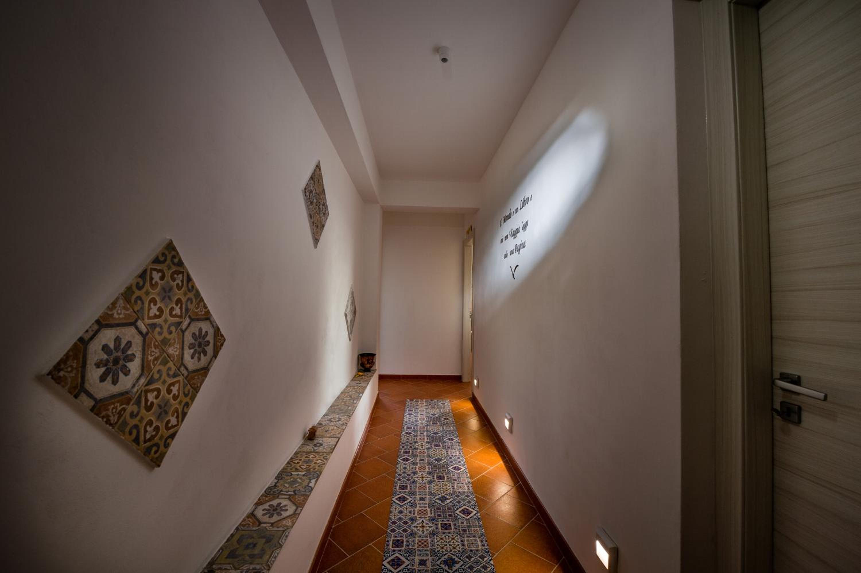 Studio Apartment - Photo 1