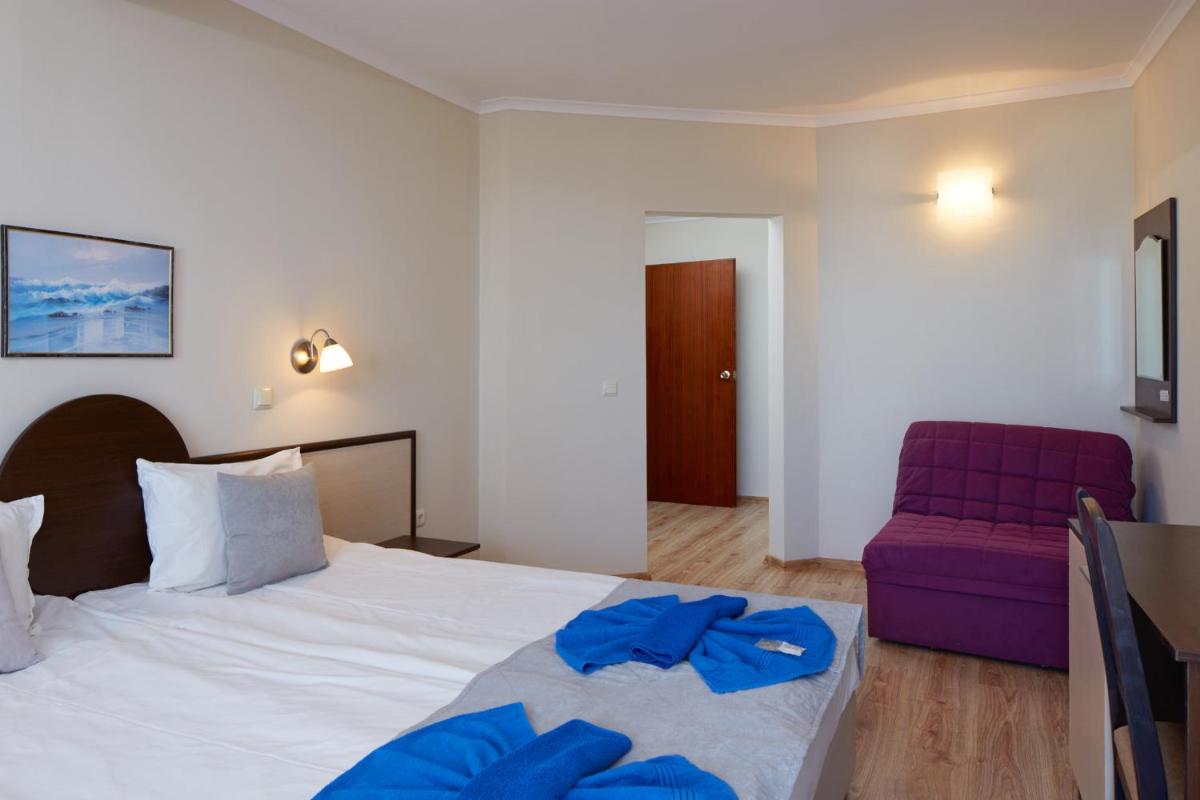 Double Room with Balcony and Sea View - Photo 3