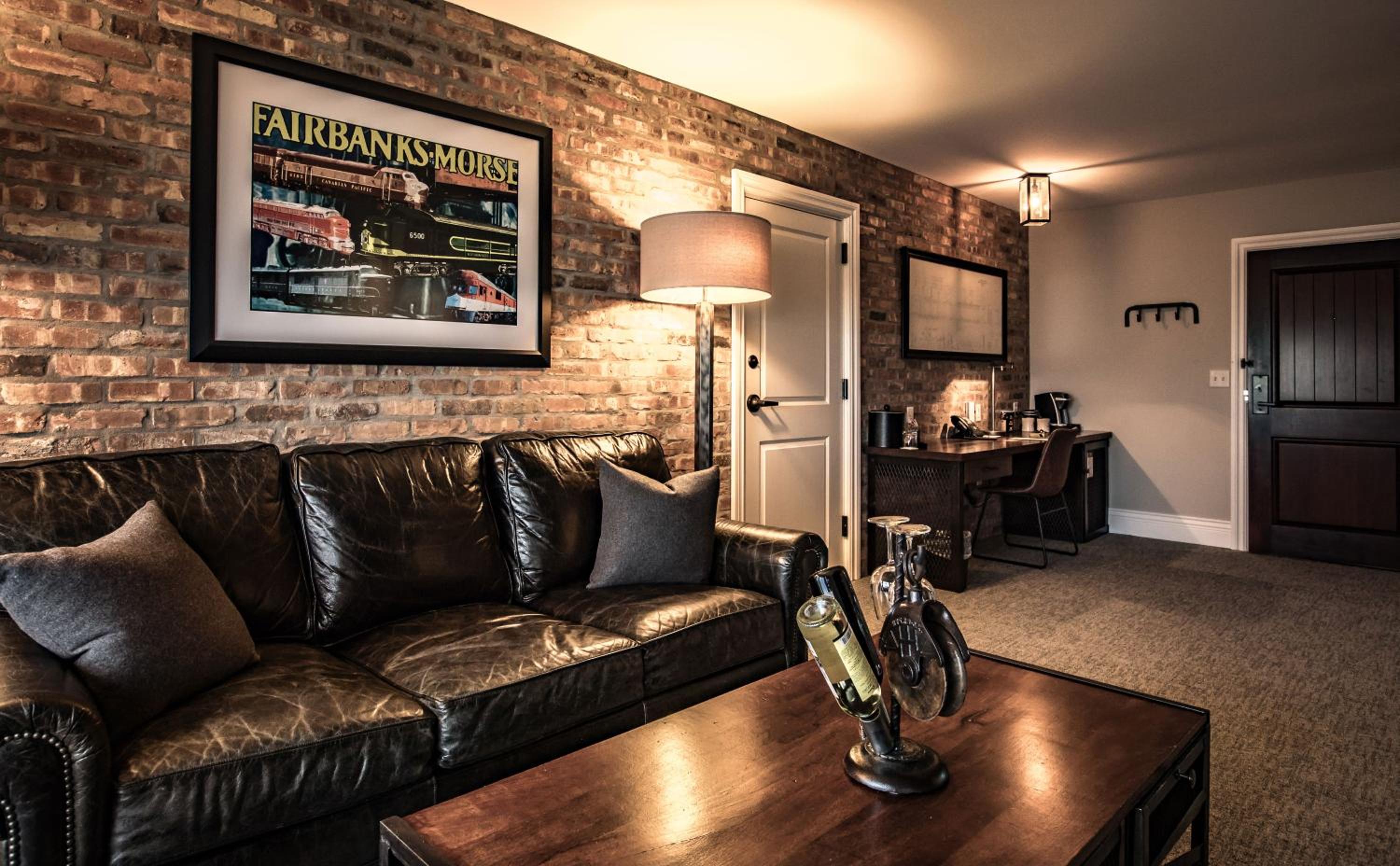 Suite - Photo 1