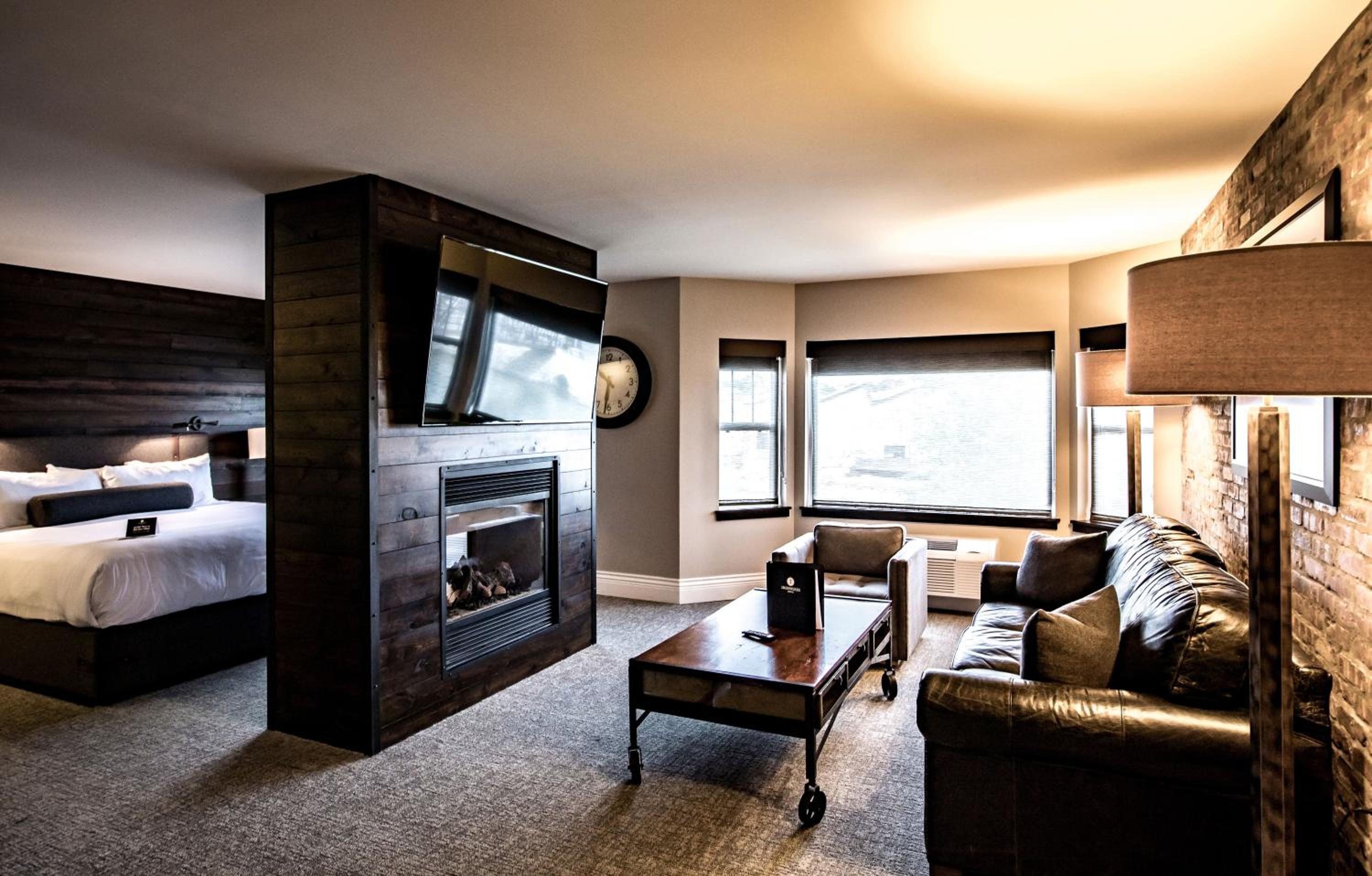 Suite - Photo 11