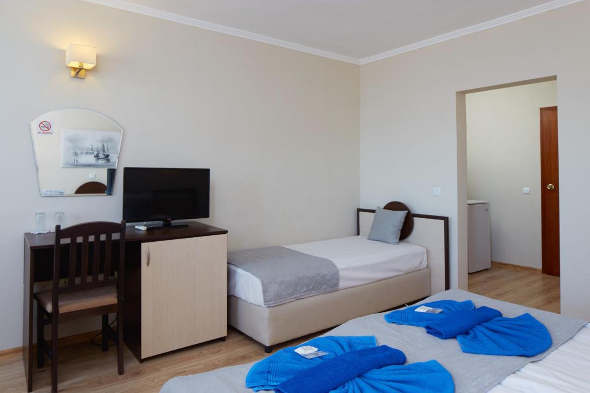 Standard Triple Room with Sea View - Photo 1