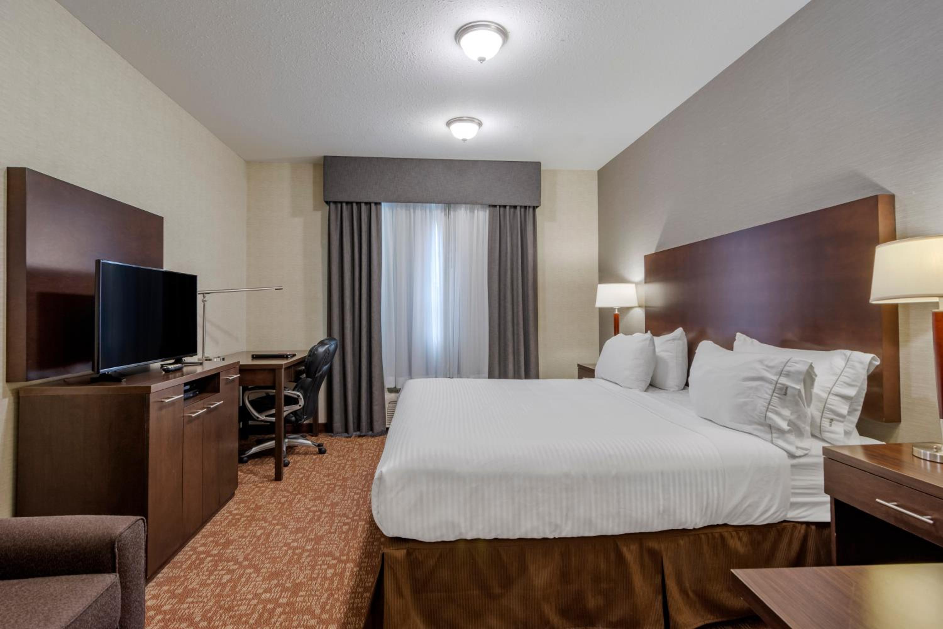 One-Bedroom King Suite - Non-Smoking photo 1