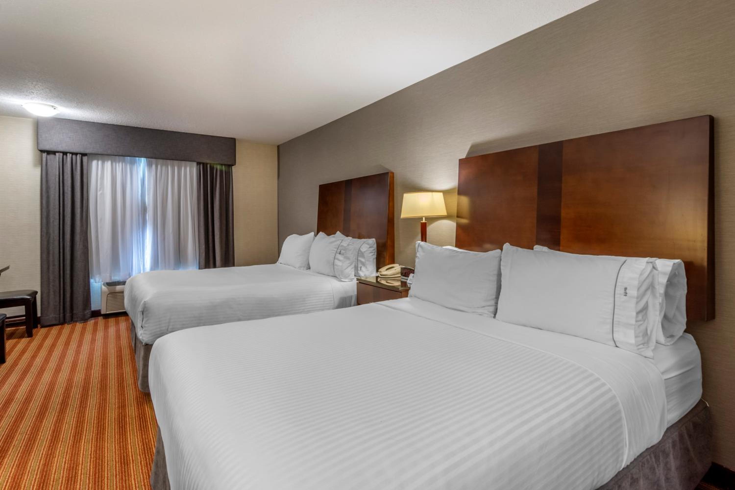 Queen Room with Two Queen Beds - Non-Smoking photo 1