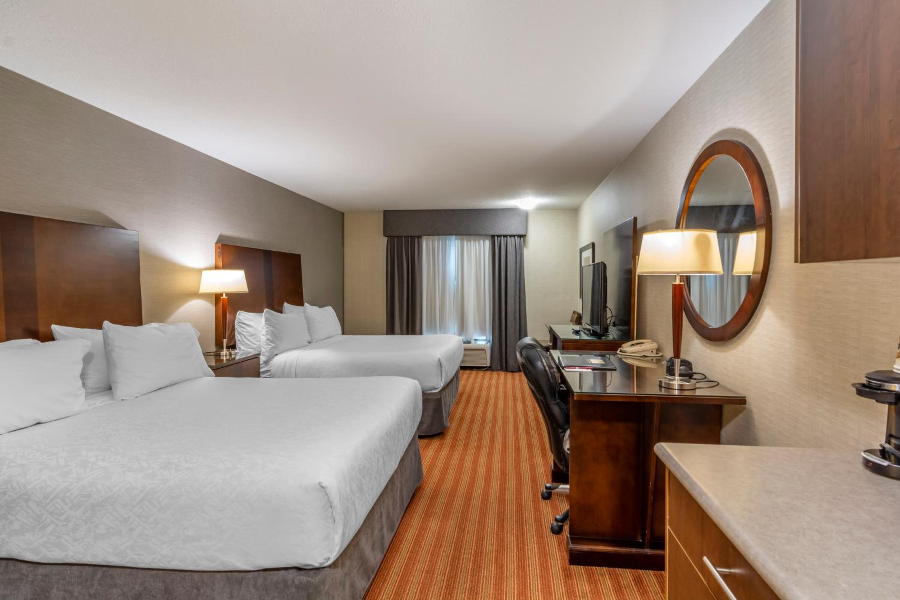 Queen Room with Two Queen Beds - Non-Smoking photo 3