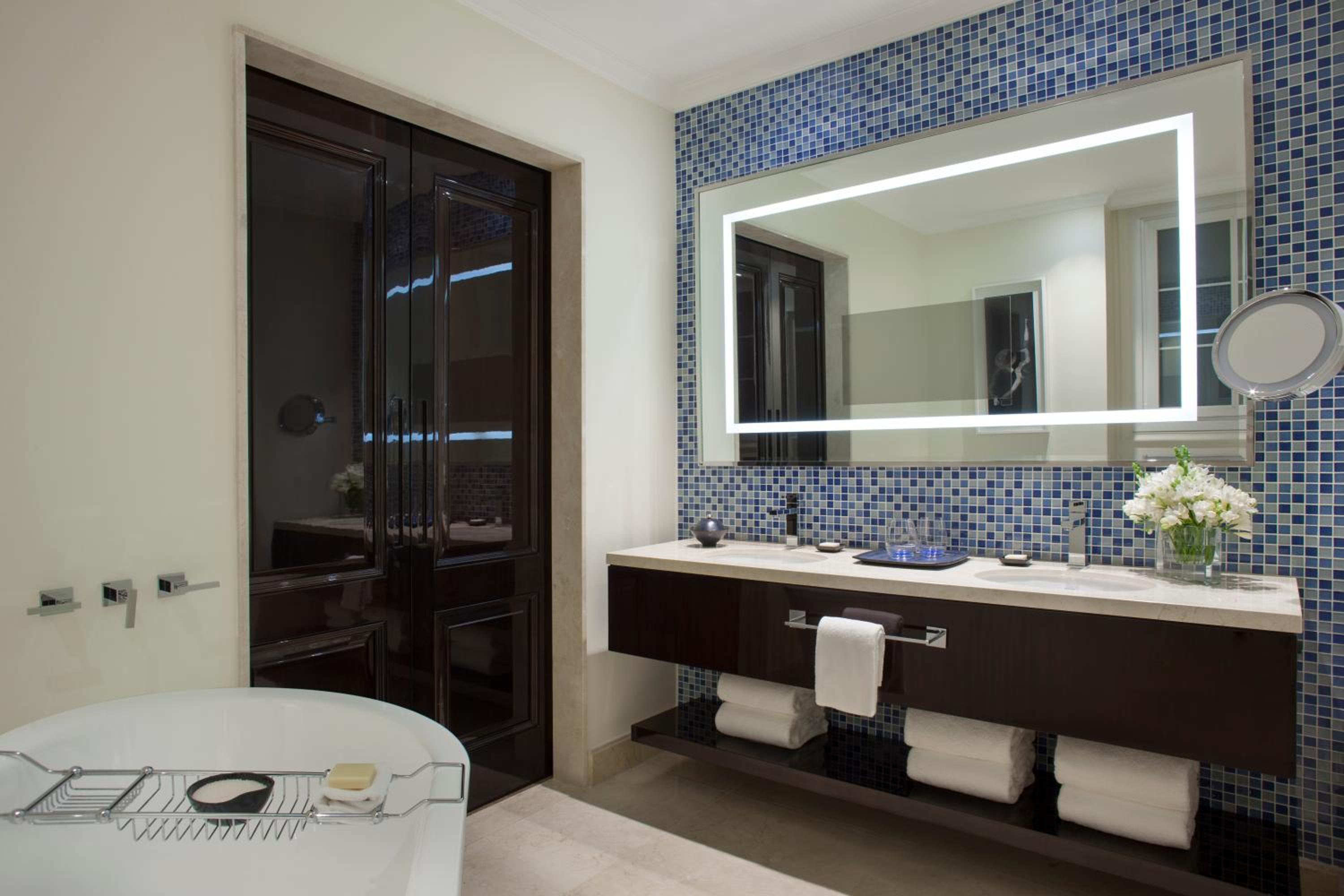 E-Lounge King Suite