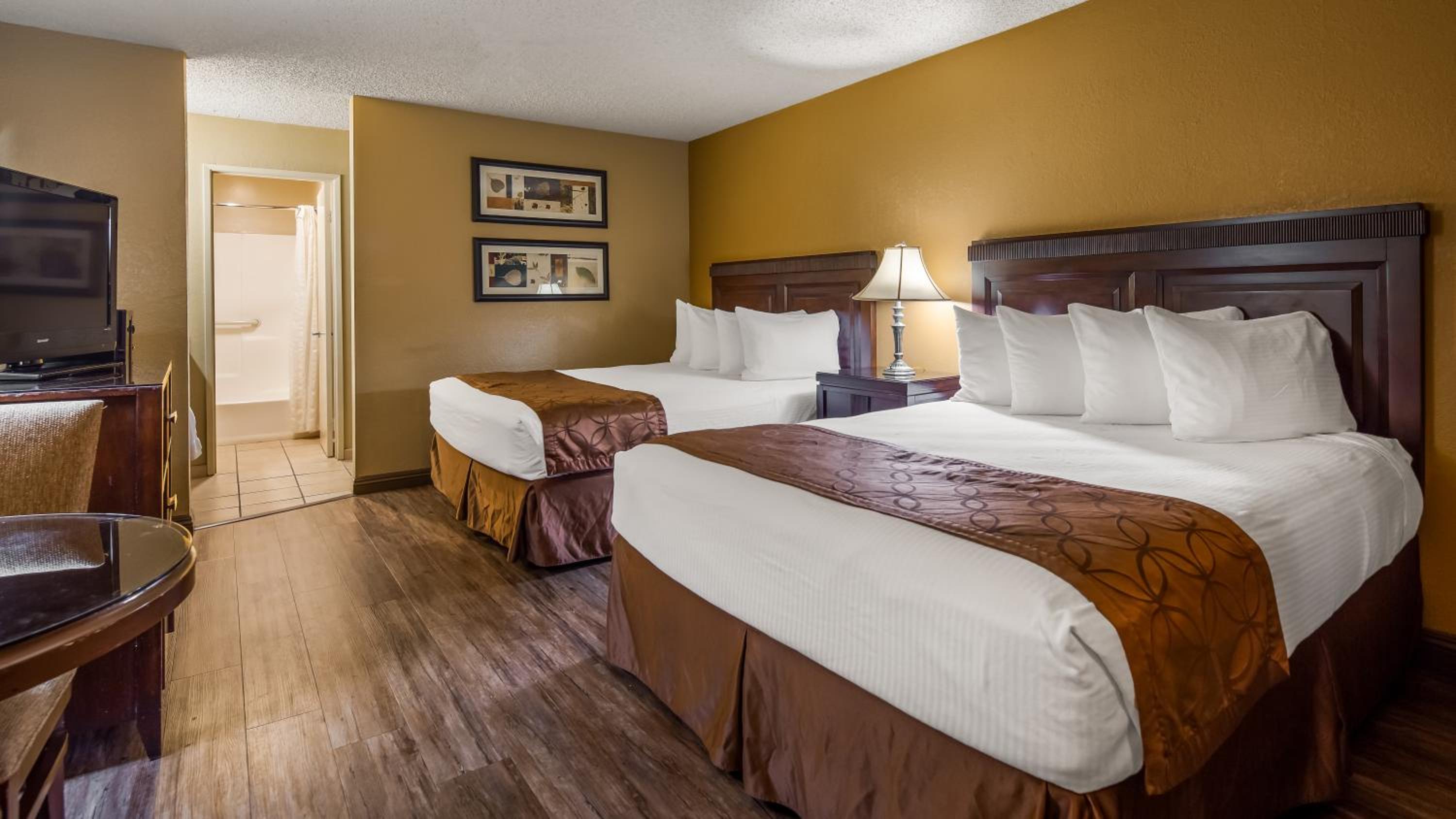 Queen Room with Two Queen Beds - Non-Smoking photo 3