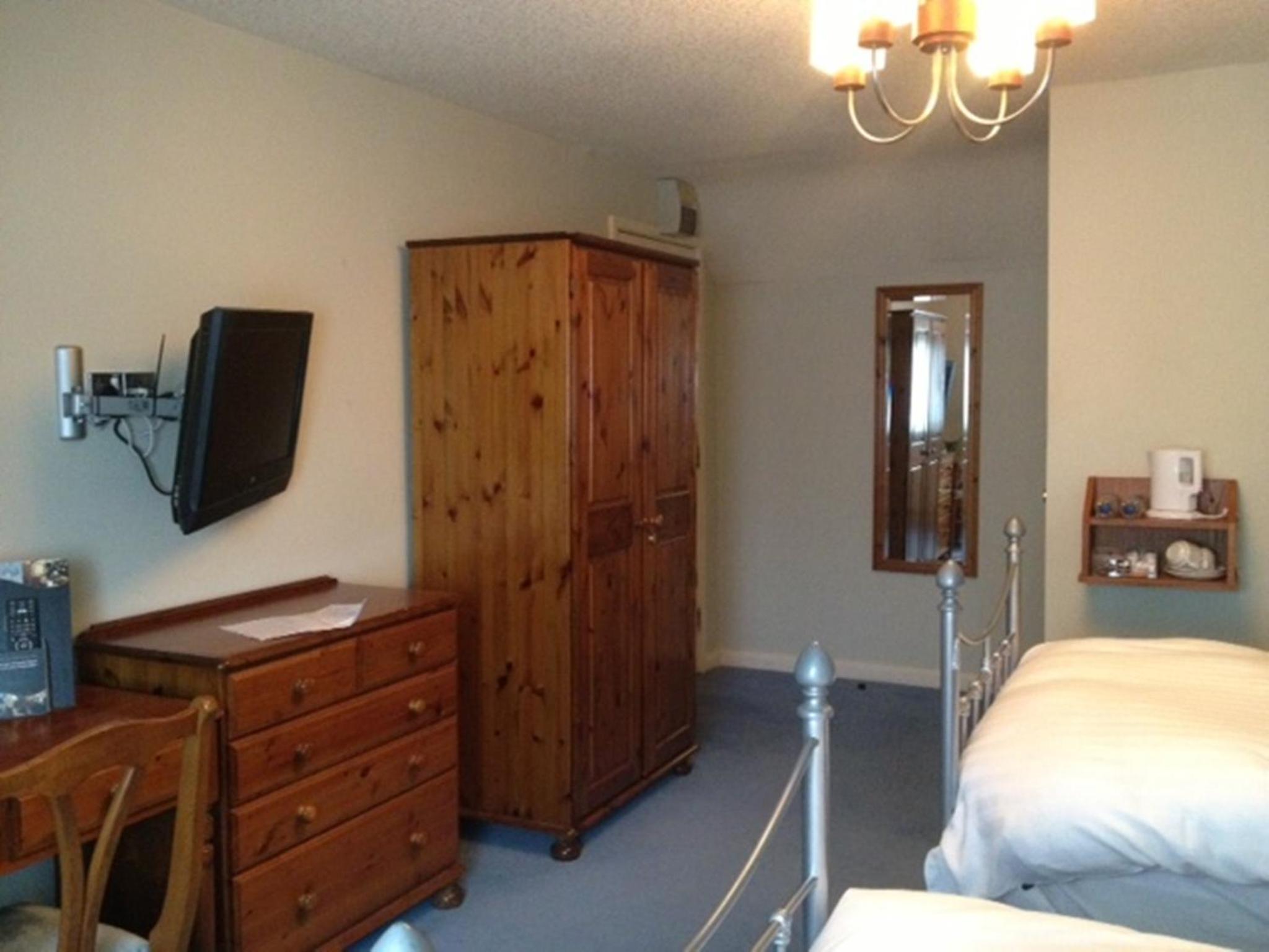 Standard Twin Room - Photo 3