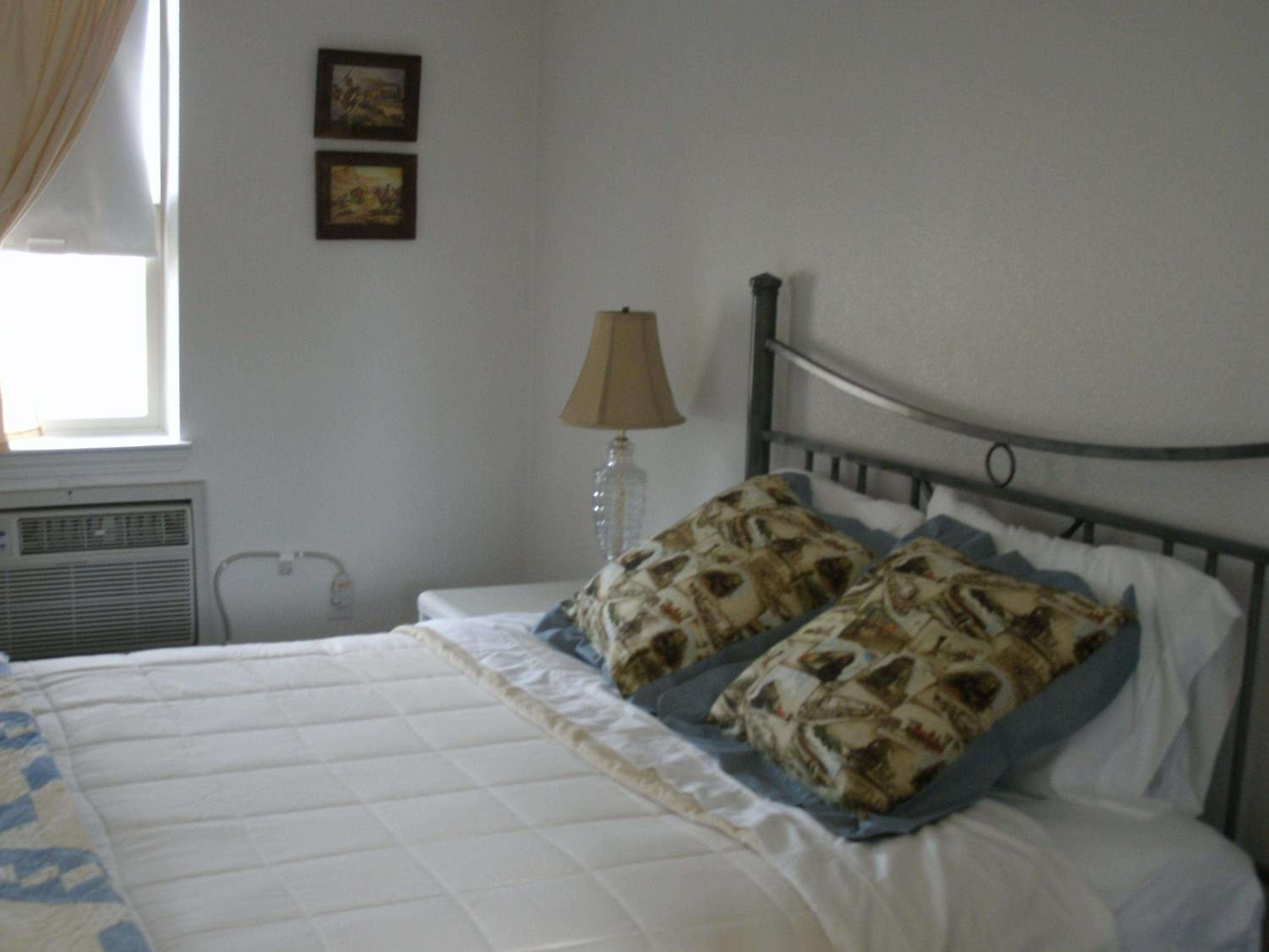 V&T Railroad with 1 Queen Bed, Shower
