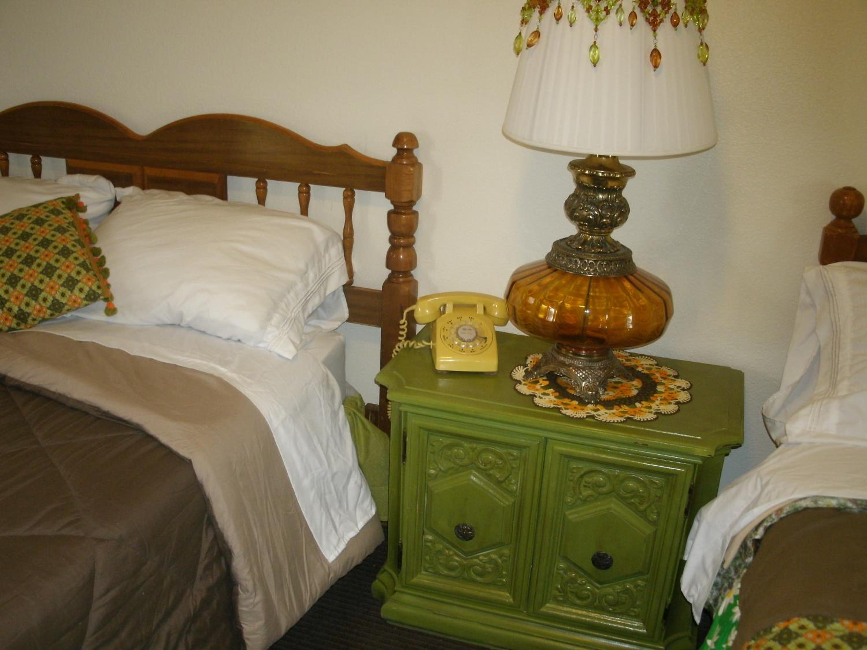 Retro Room with 1 Full Bed & 1 Queen Bed