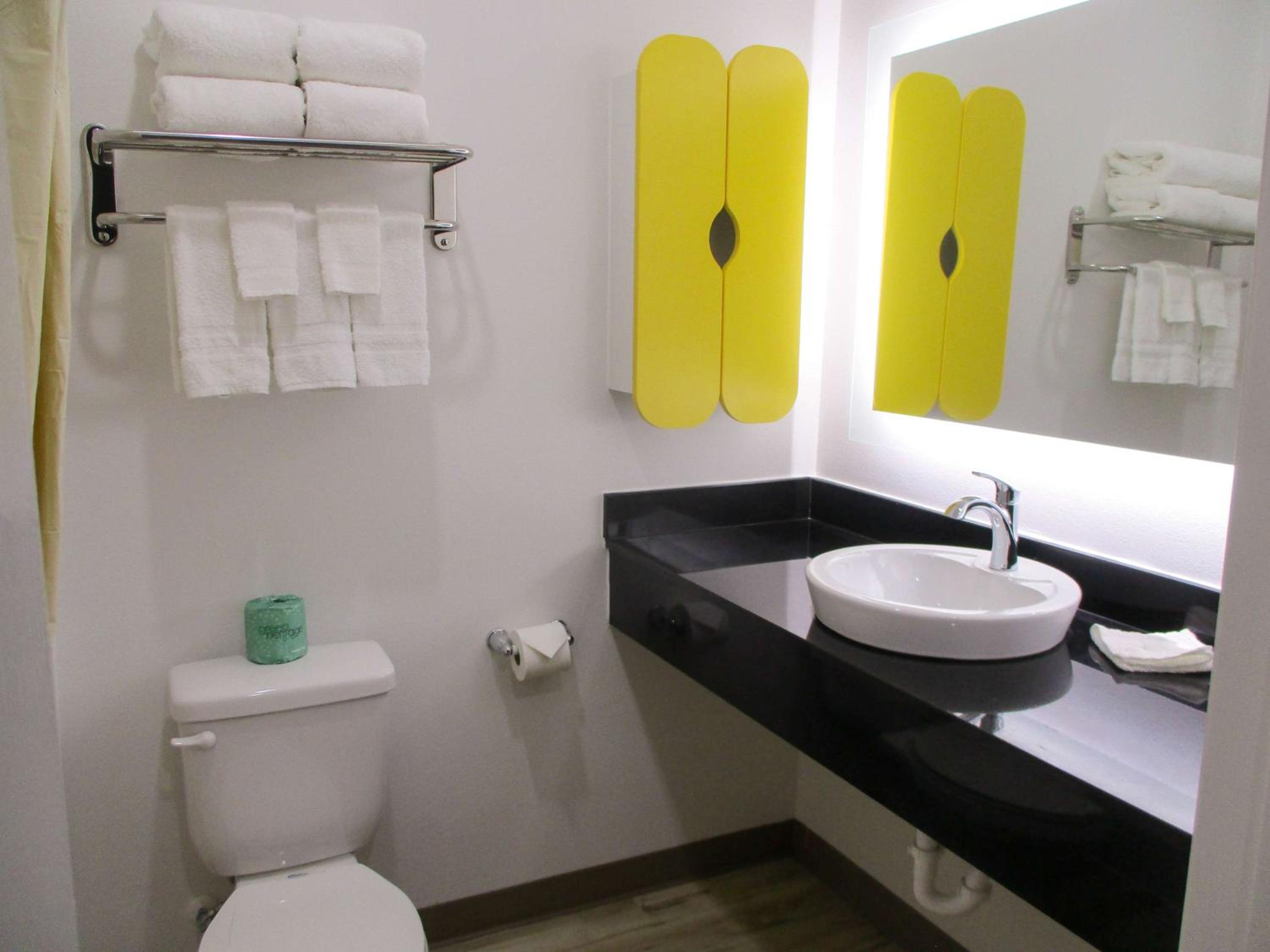 Deluxe King Room - Non-Smoking - Photo 6
