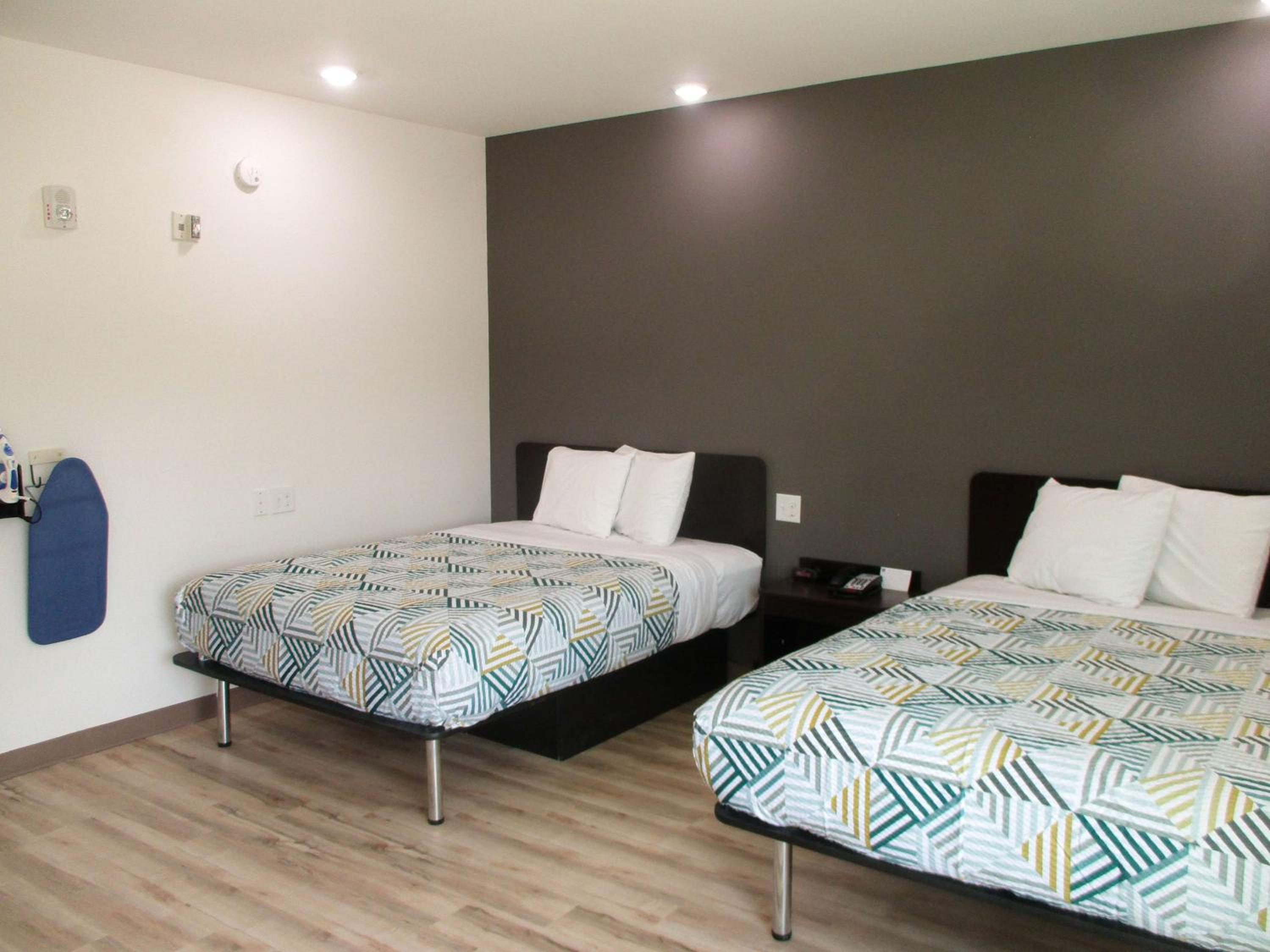 Deluxe Queen Room with Two Queen Beds - Non-Smoking - Photo 6