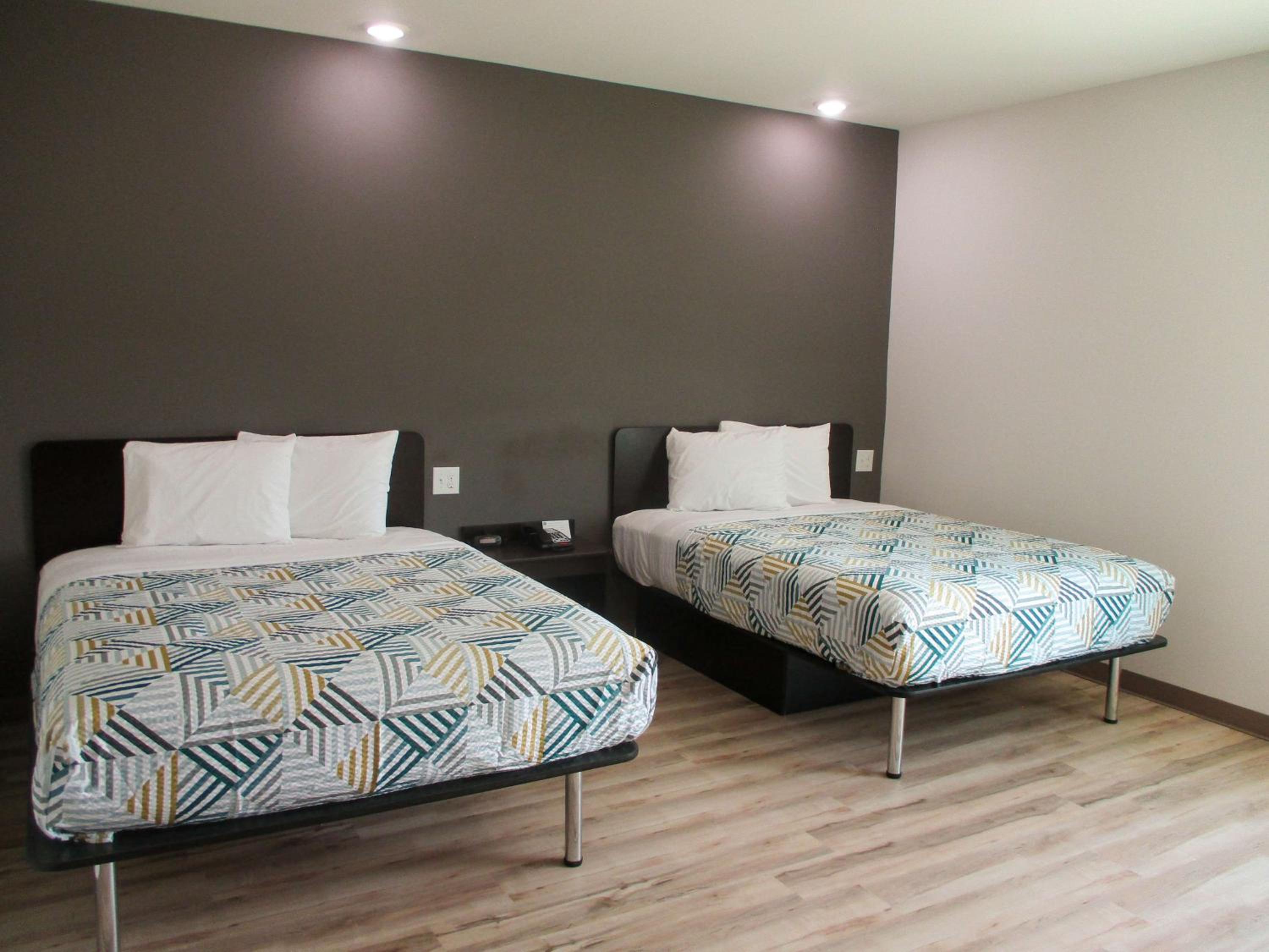 Deluxe Queen Room with Two Queen Beds - Non-Smoking - Photo 5