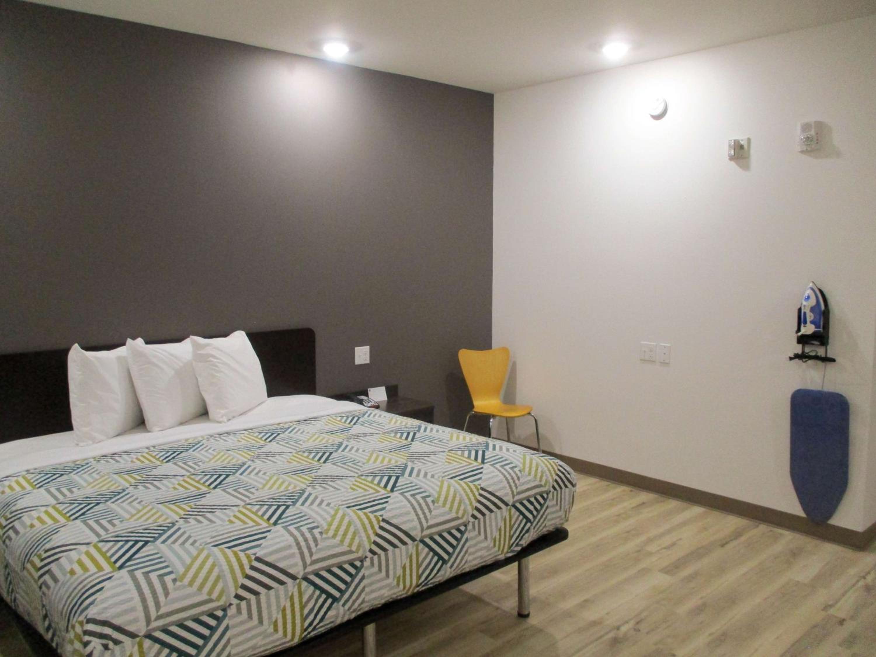 King Room - Disability Access - Non-Smoking - Photo 6