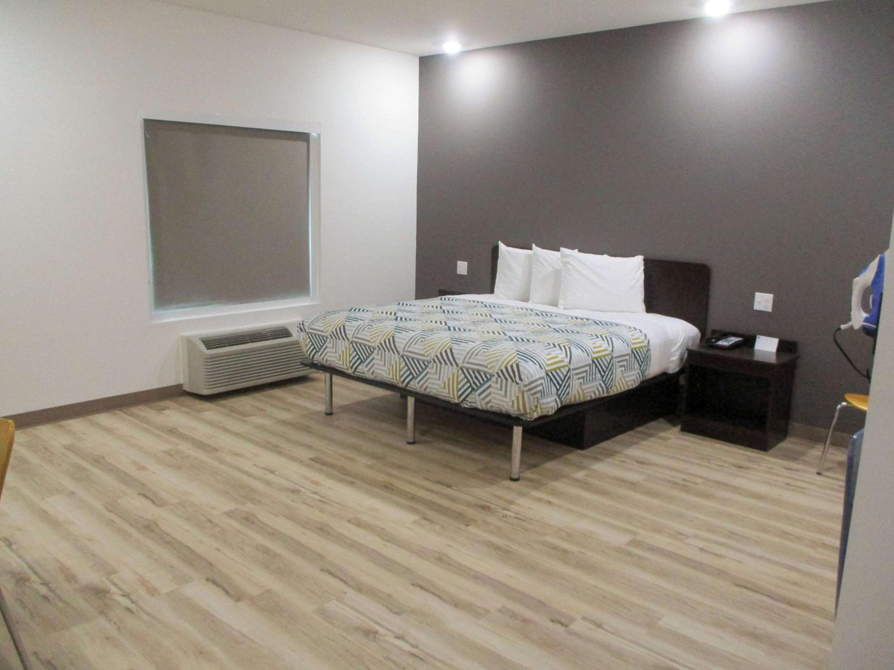 King Room - Disability Access - Non-Smoking - Photo 9