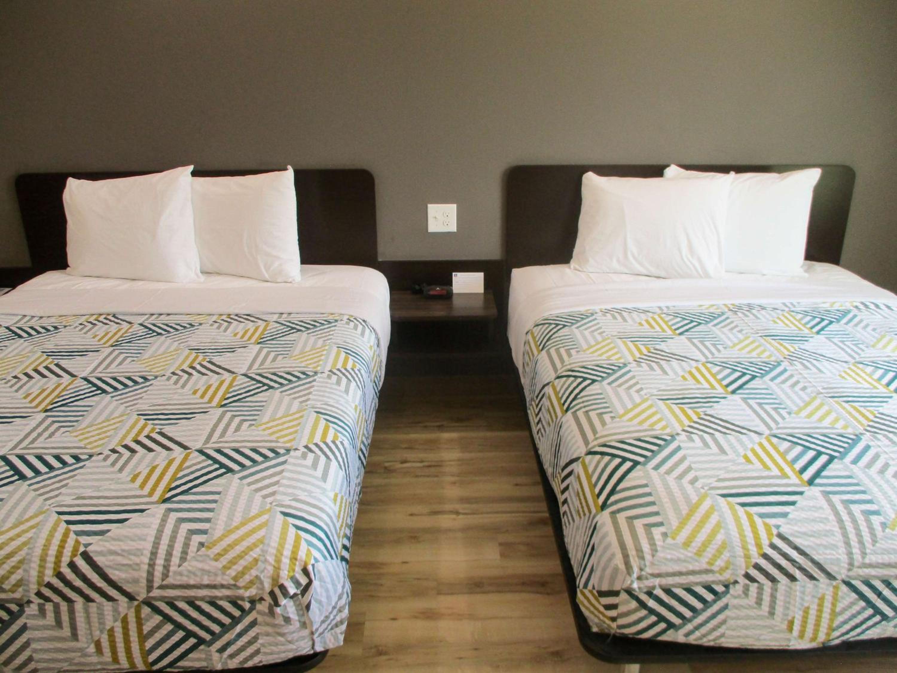 Deluxe Queen Room with Two Queen Beds - Non-Smoking - Photo 3