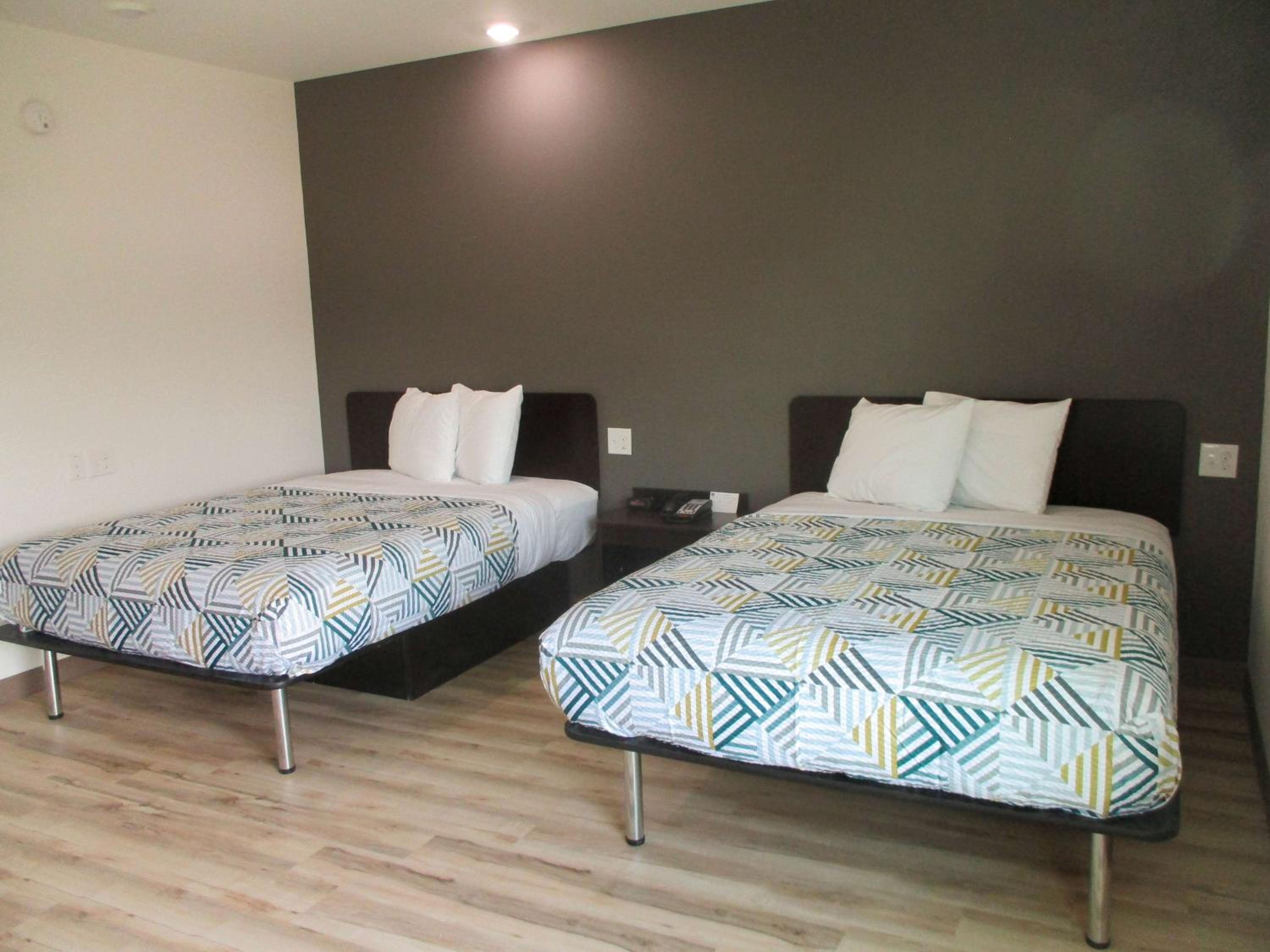 Deluxe Queen Room with Two Queen Beds - Non-Smoking - Photo 4