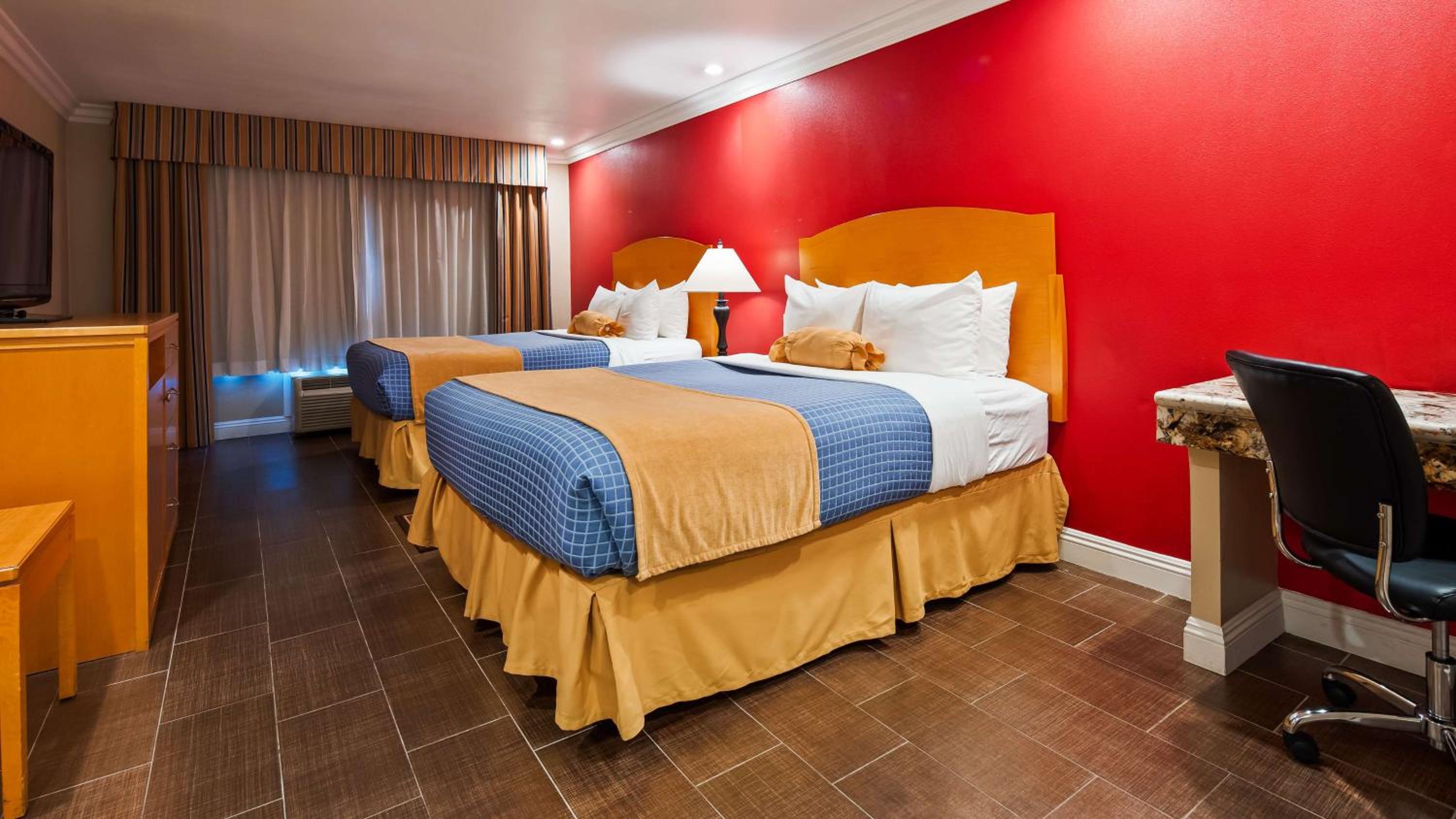 King Room With Two King Beds - Non-Smoking photo 2