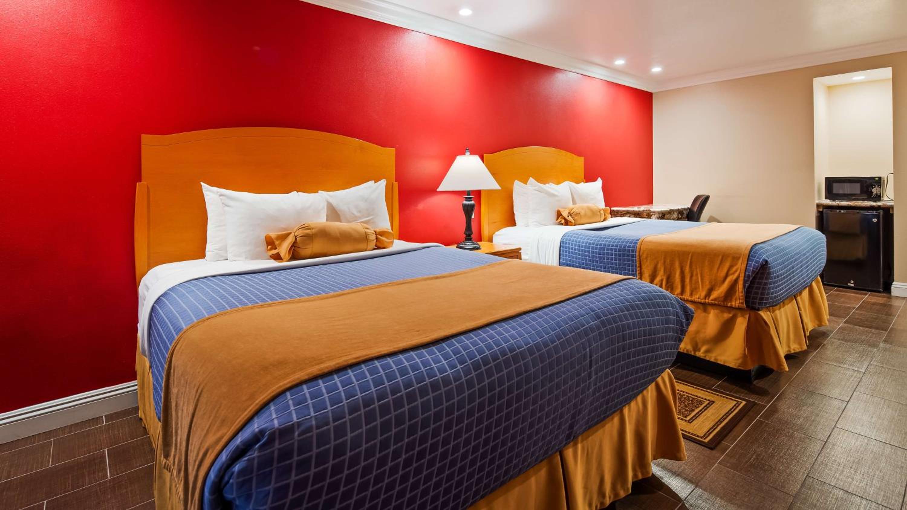 King Room With Two King Beds - Non-Smoking