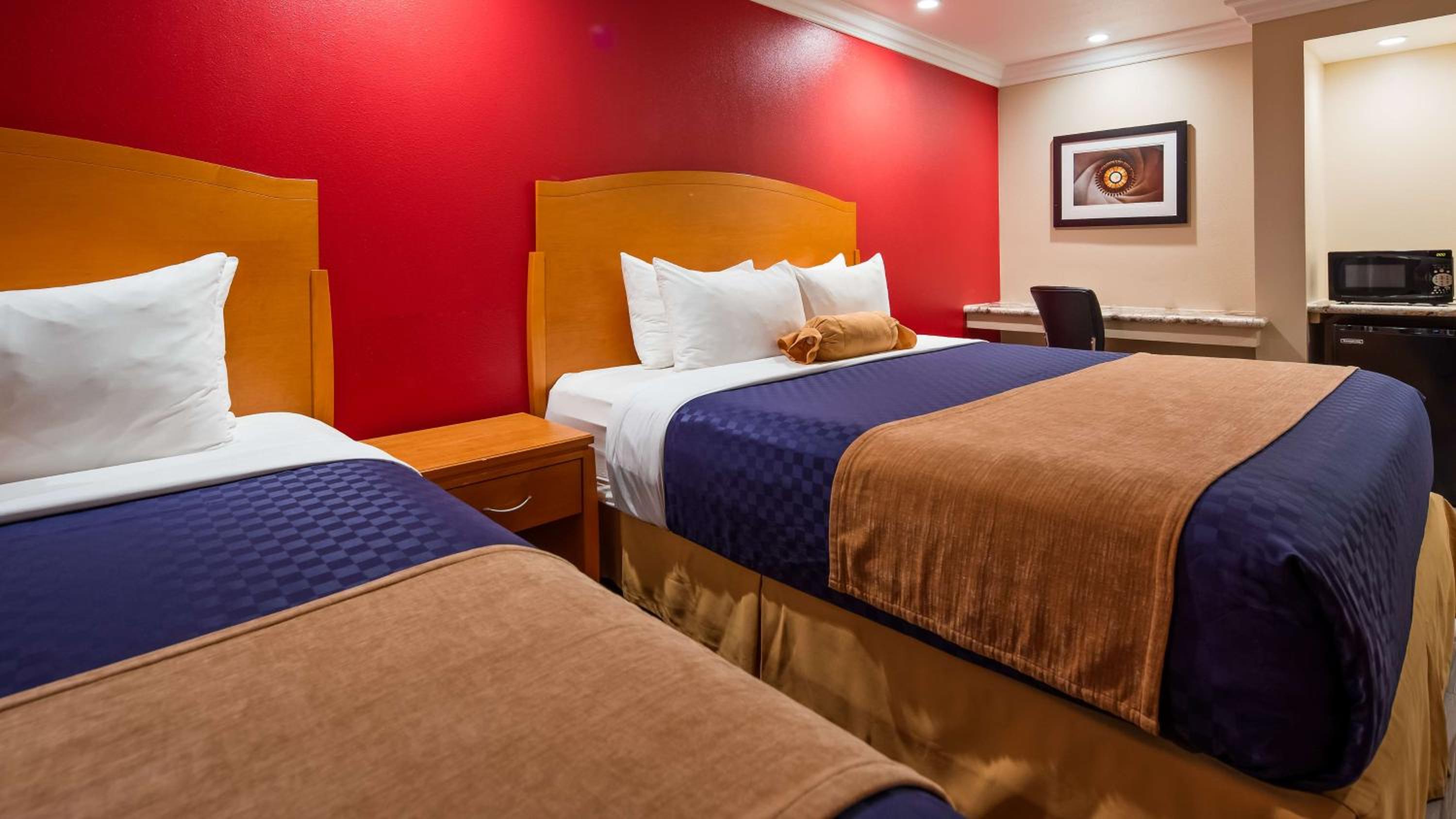 Queen Room with Two Queen Beds and Roll In Shower - Disability Access photo 1