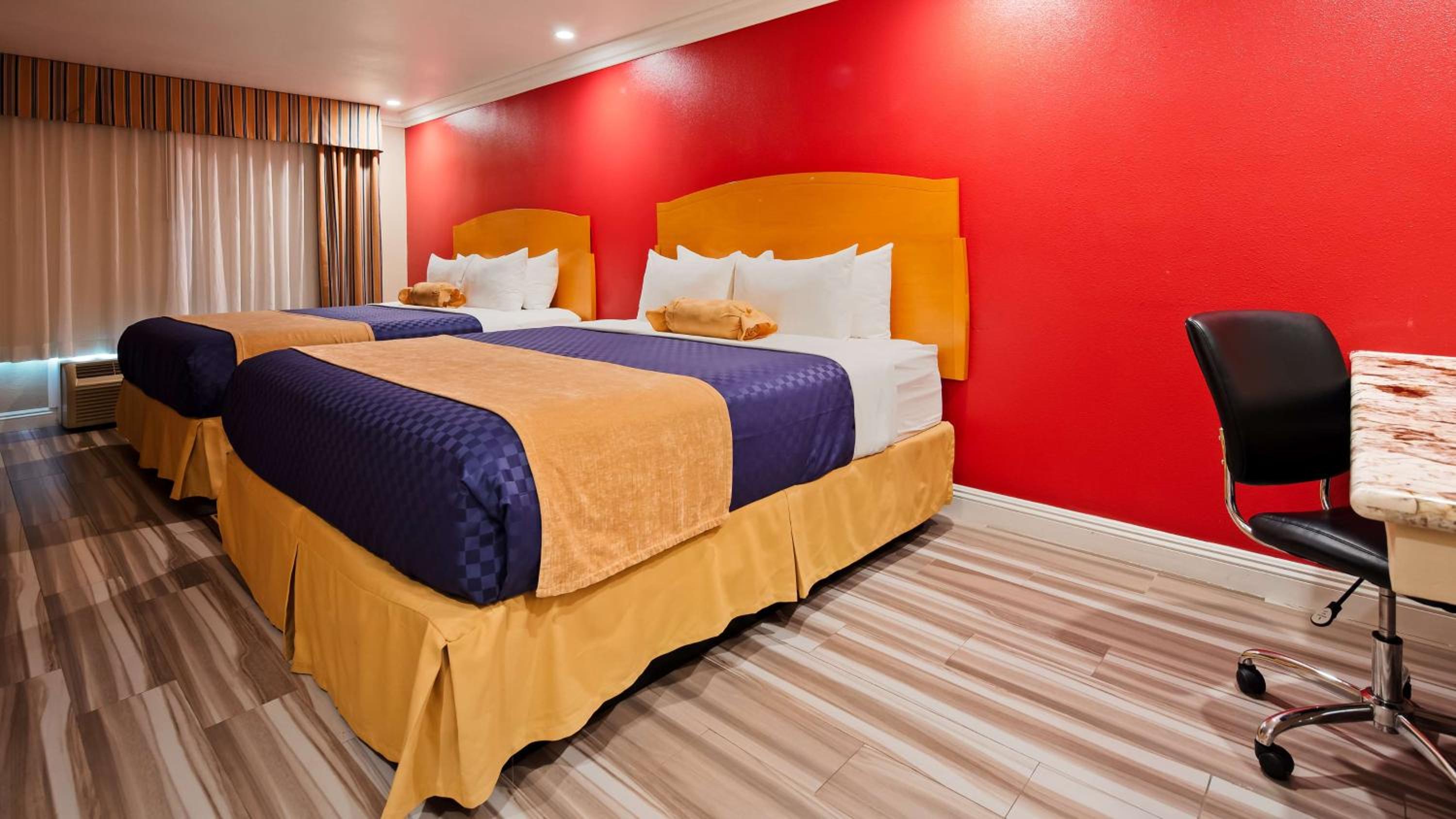 King Room With Two King Beds - Non-Smoking photo 3