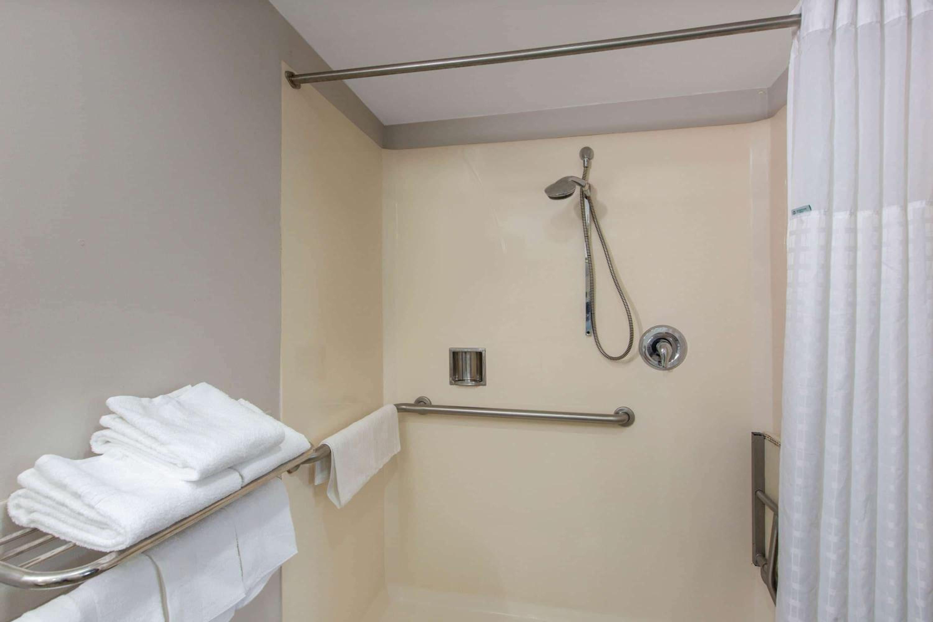 Double Room with Two Double Beds - Mobility/Hearing Accessible - Non-Smoking  - Photo 4