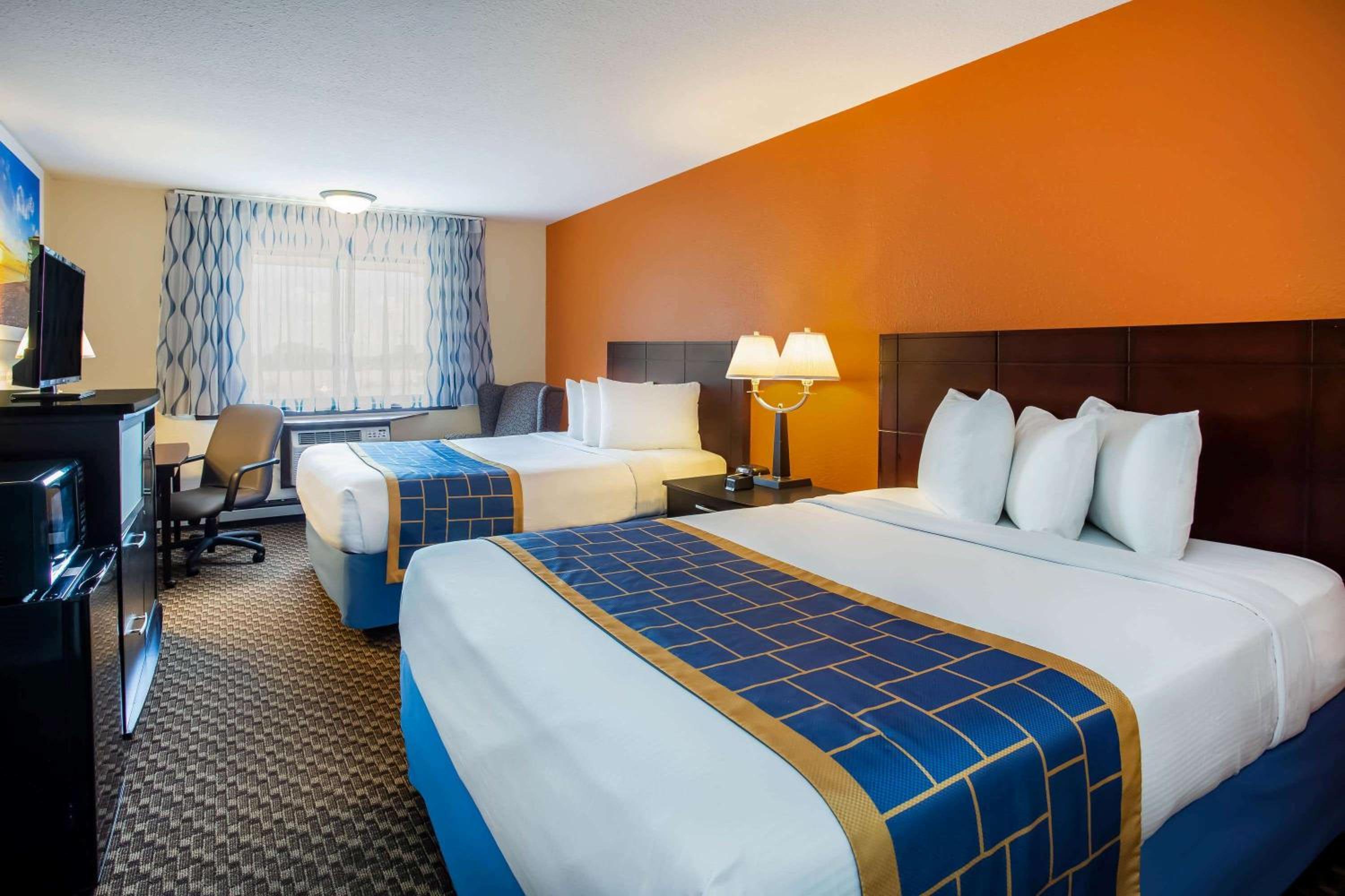 Queen Room with Two Queen Beds - Non-Smoking - Photo 1
