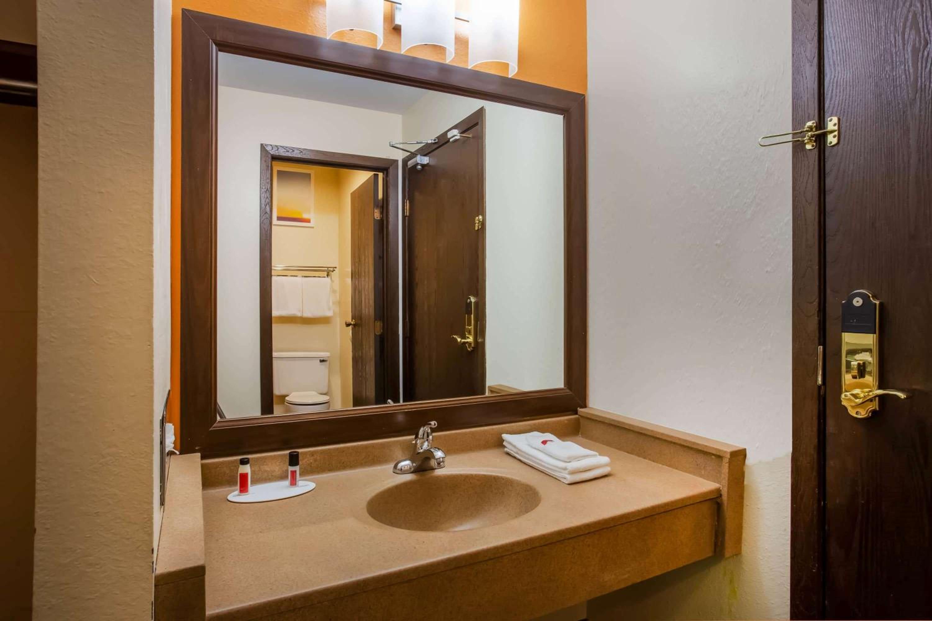 Quadruple Room - Mobility Access/Non-Smoking - Photo 4