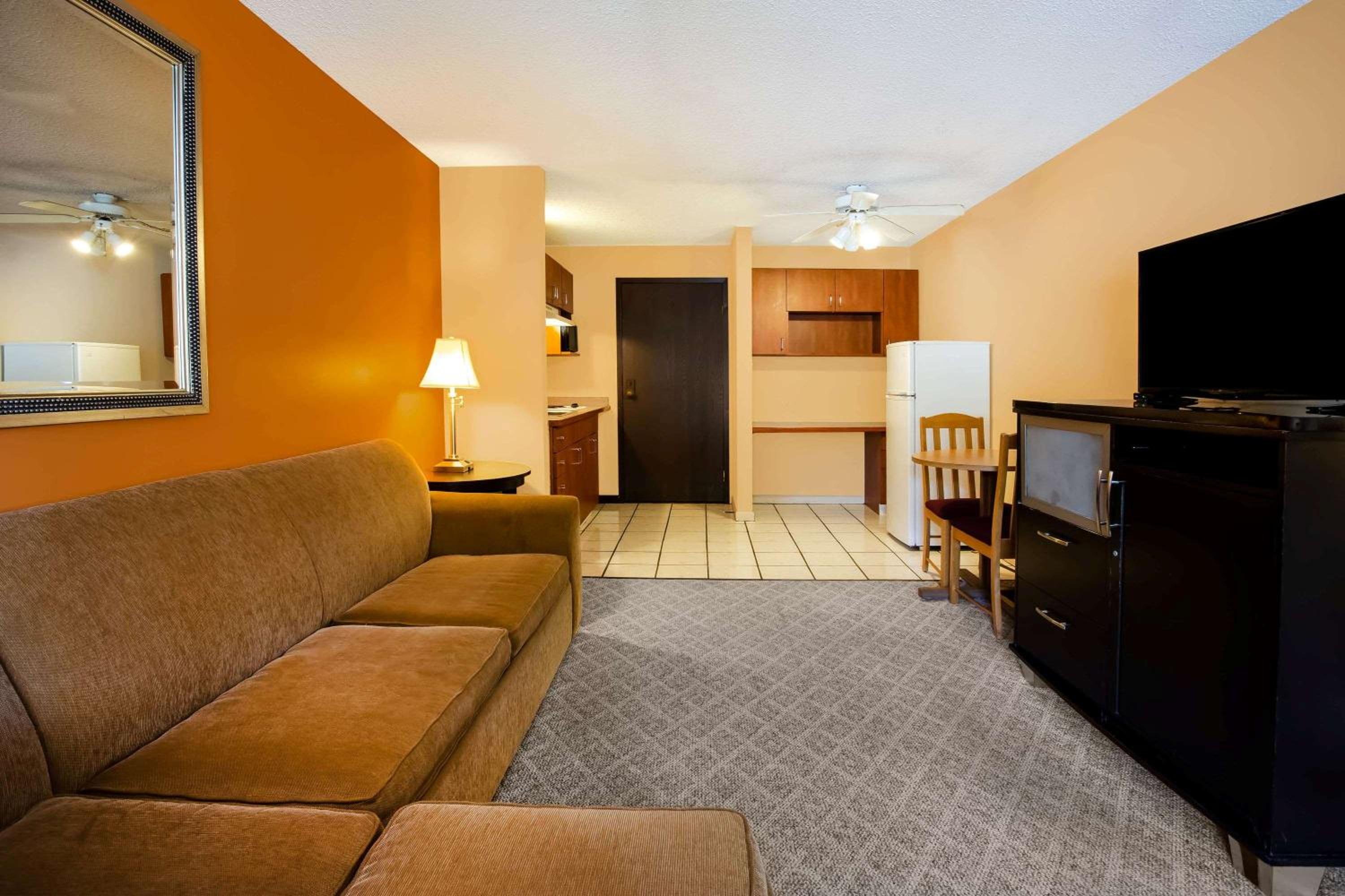 Deluxe King Studio Suite - Non-Smoking - Photo 1