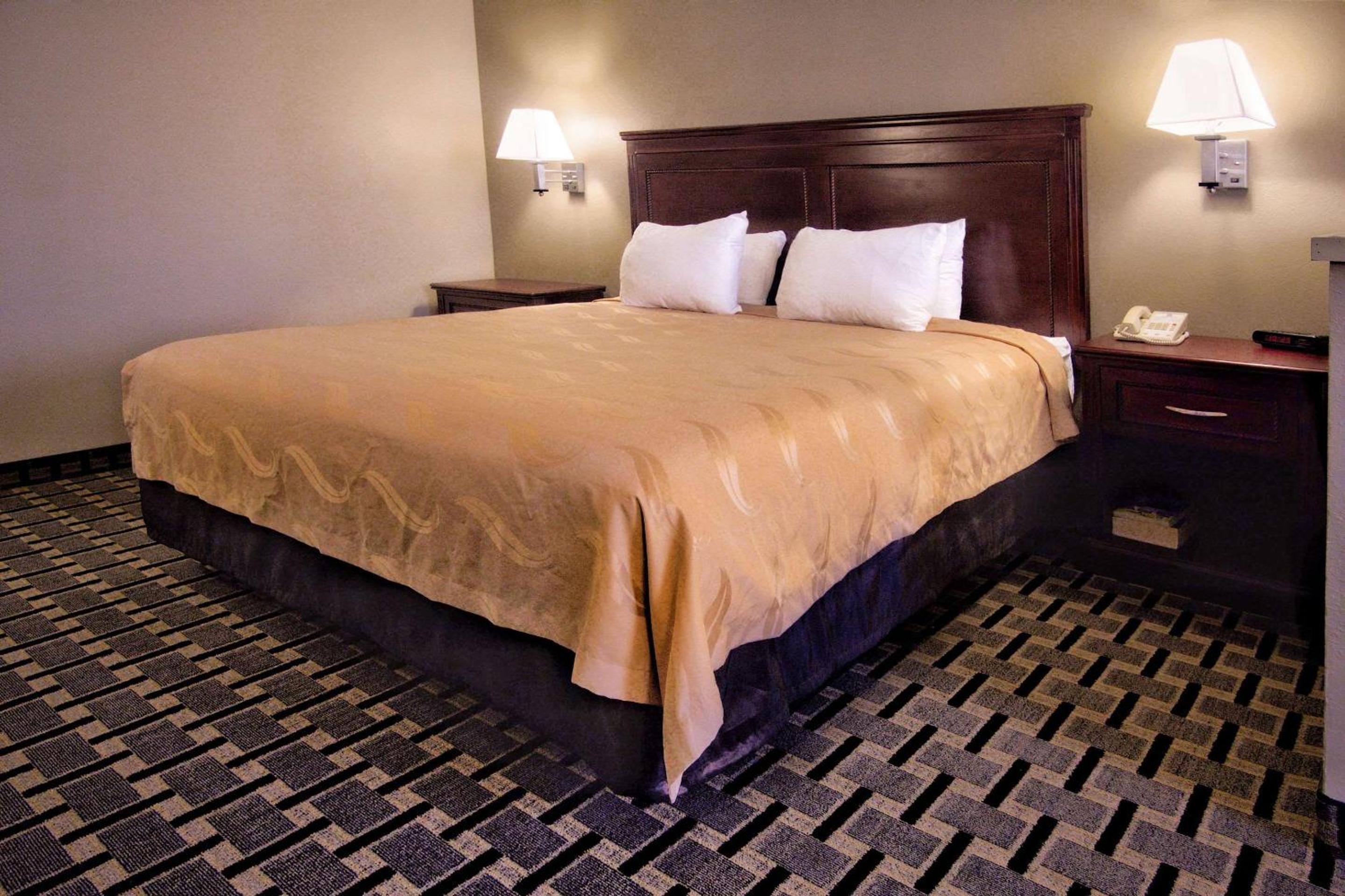 King Suite - Non-Smoking - Photo 4