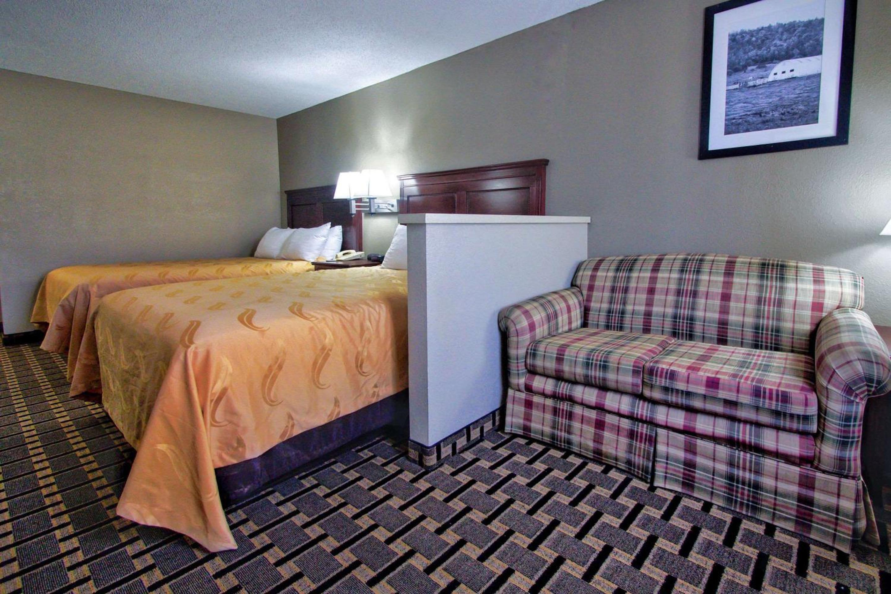 Queen Suite with Two Queen Beds - Non-Smoking - Photo 2