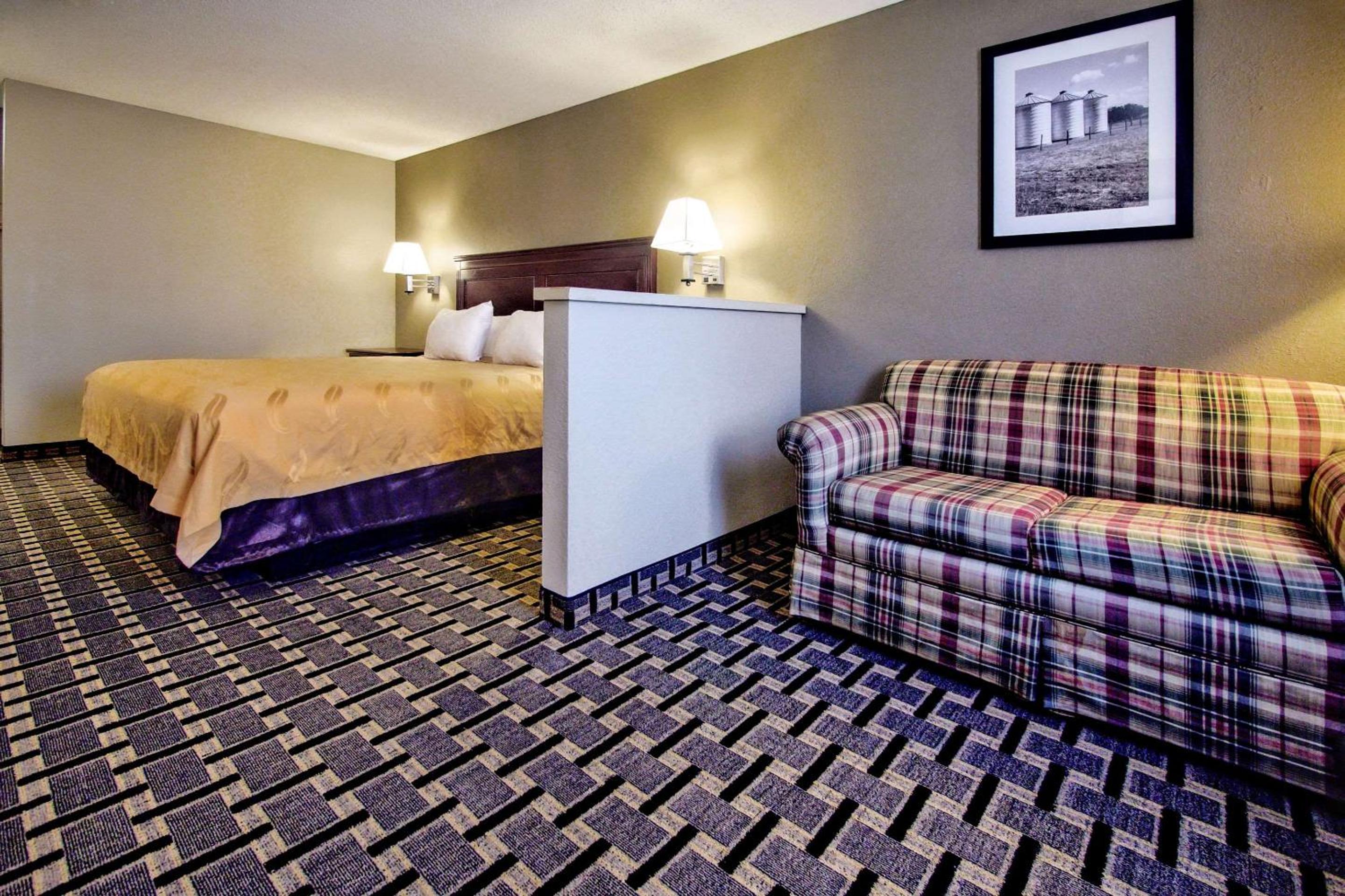 King Suite - Non-Smoking - Photo 2