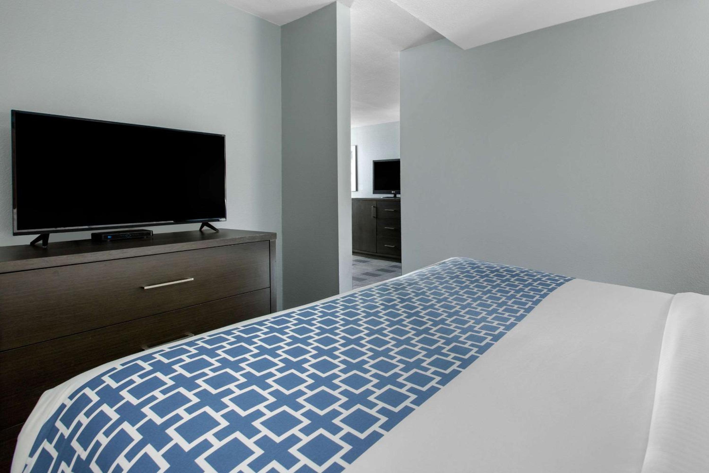 King Suite with Sofa Bed - Non-Smoking - Photo 9