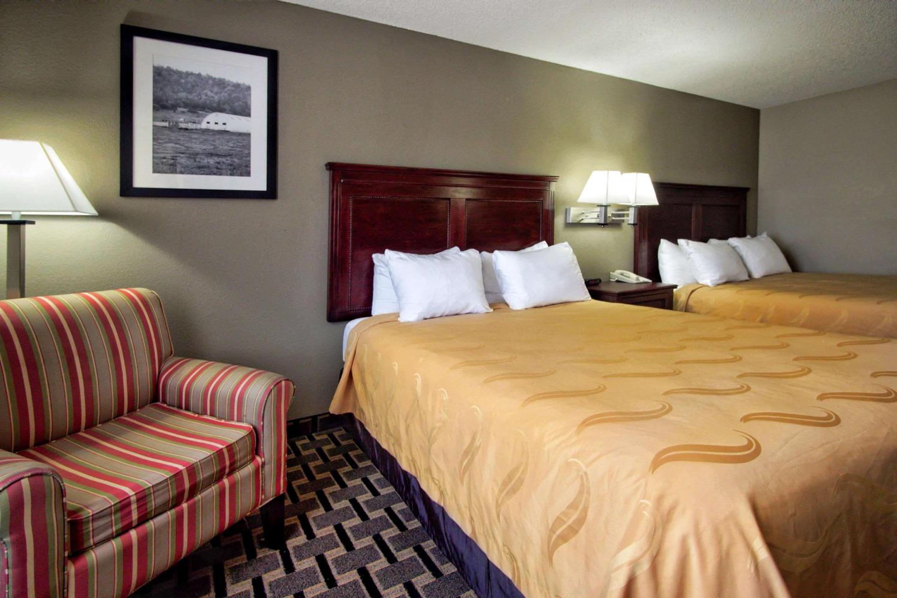 Queen Room with Two Queen Beds - Non-Smoking - Photo 3