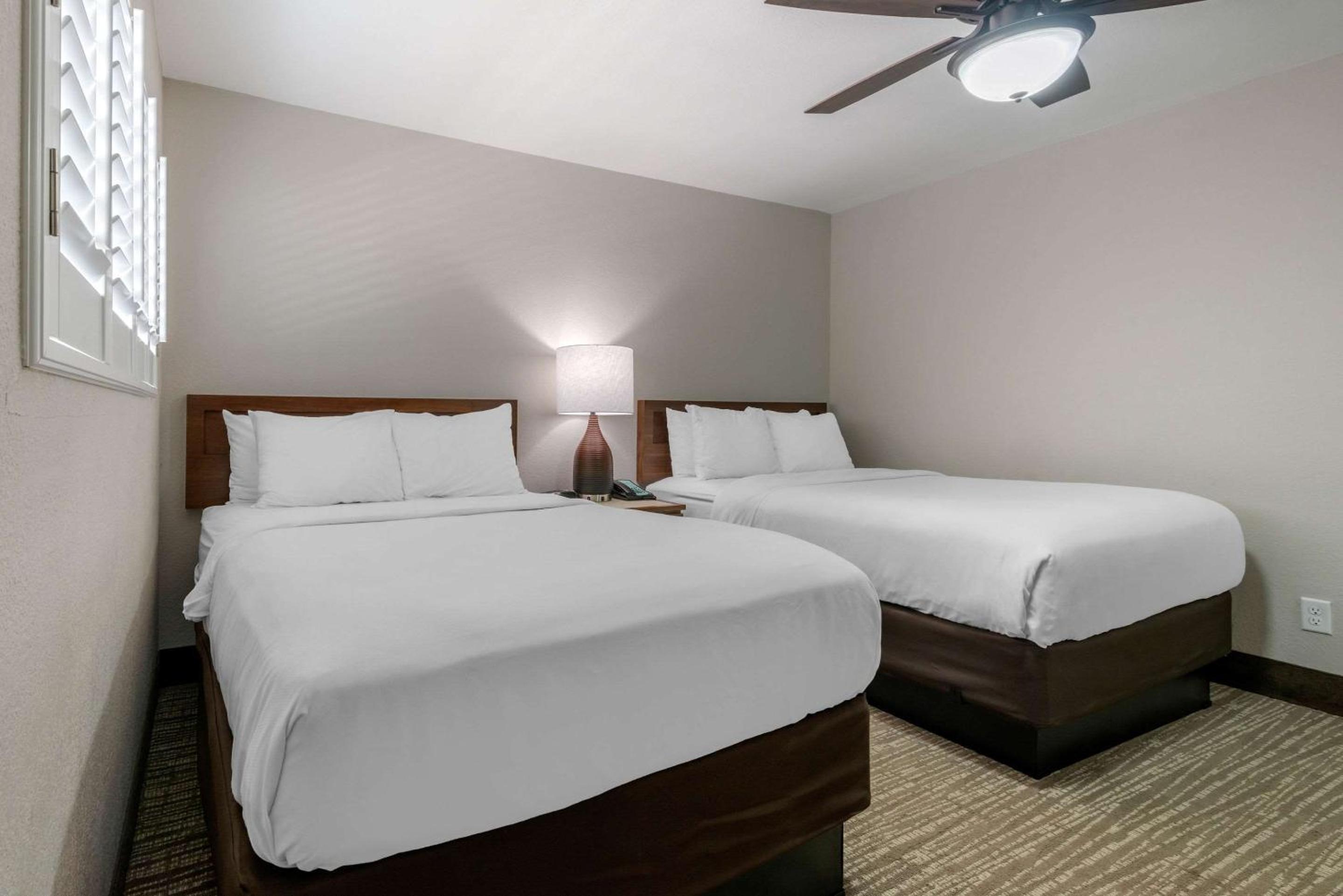 Two-Bedroom Suite - Photo 2