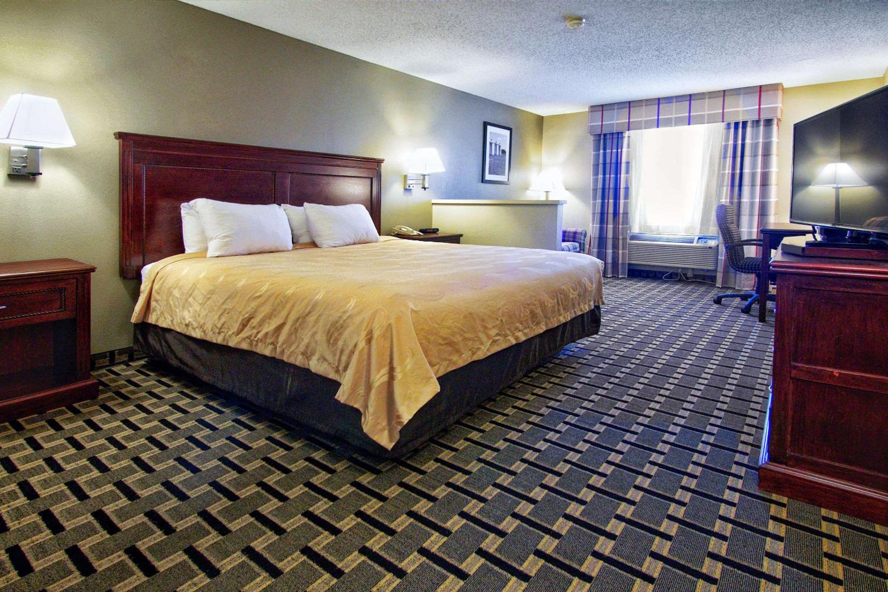 King Suite - Non-Smoking - Photo 3