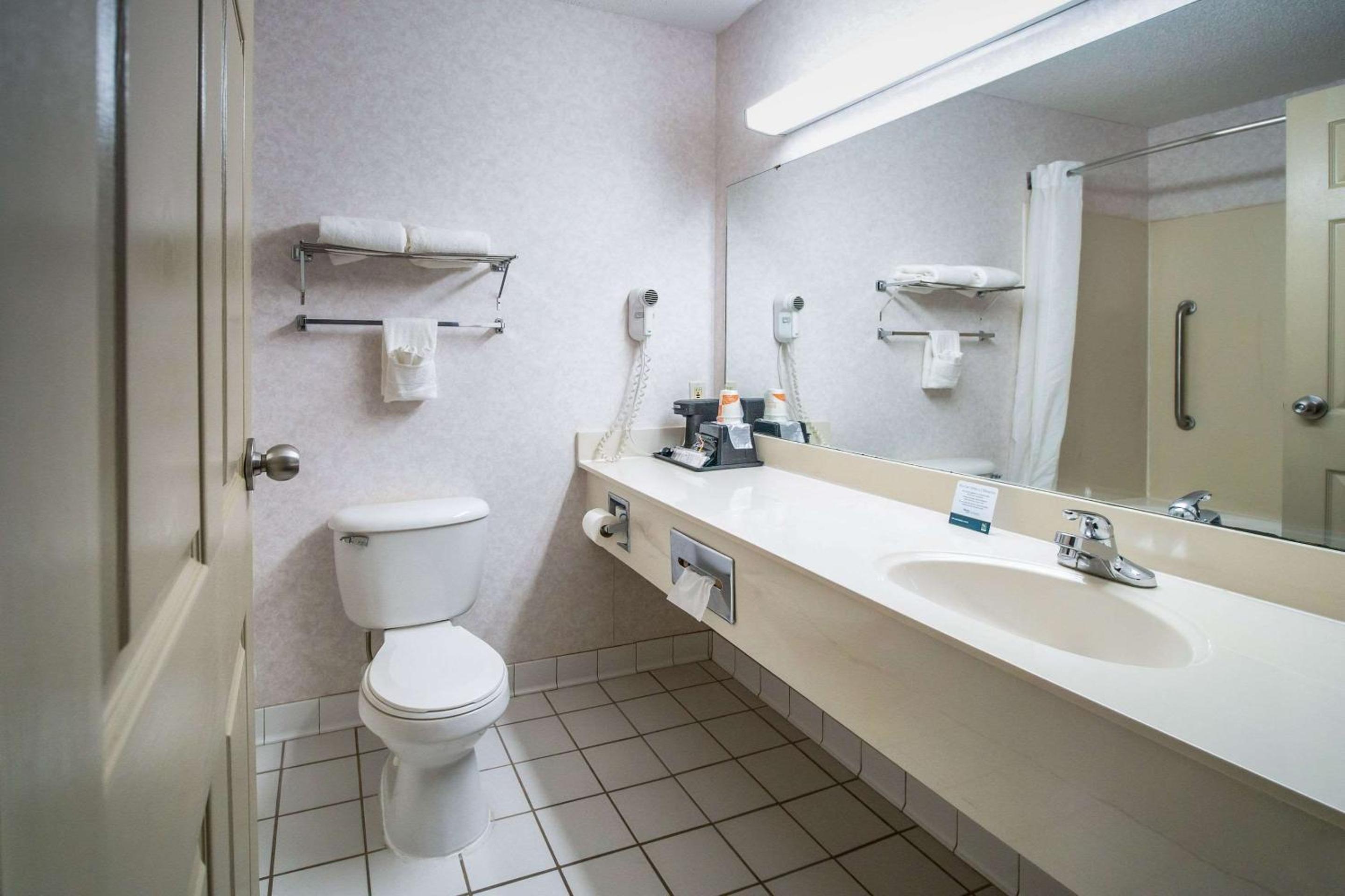 Queen Suite with Two Queen Beds - Non-Smoking - Photo 5