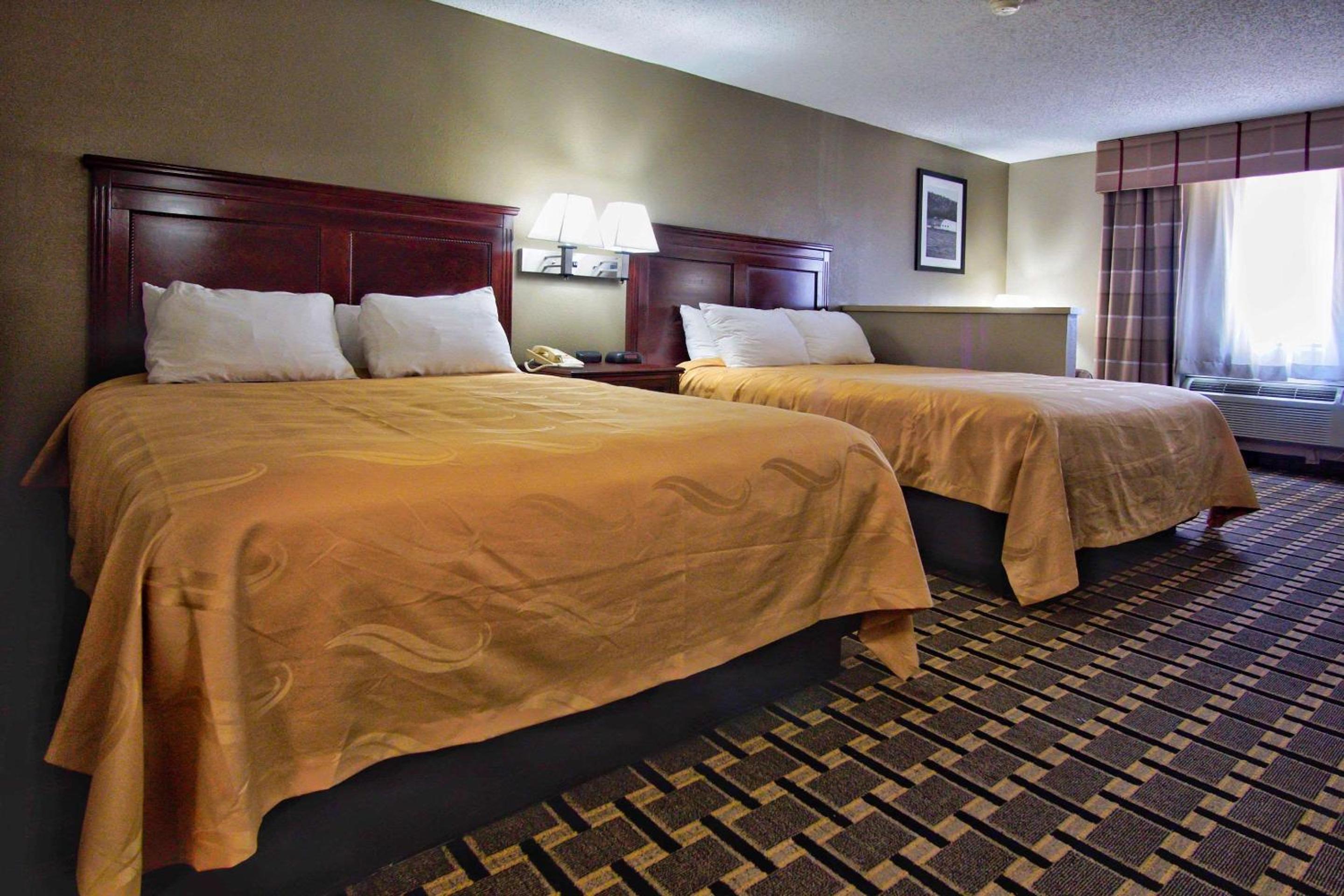 Queen Suite with Two Queen Beds - Non-Smoking - Photo 3