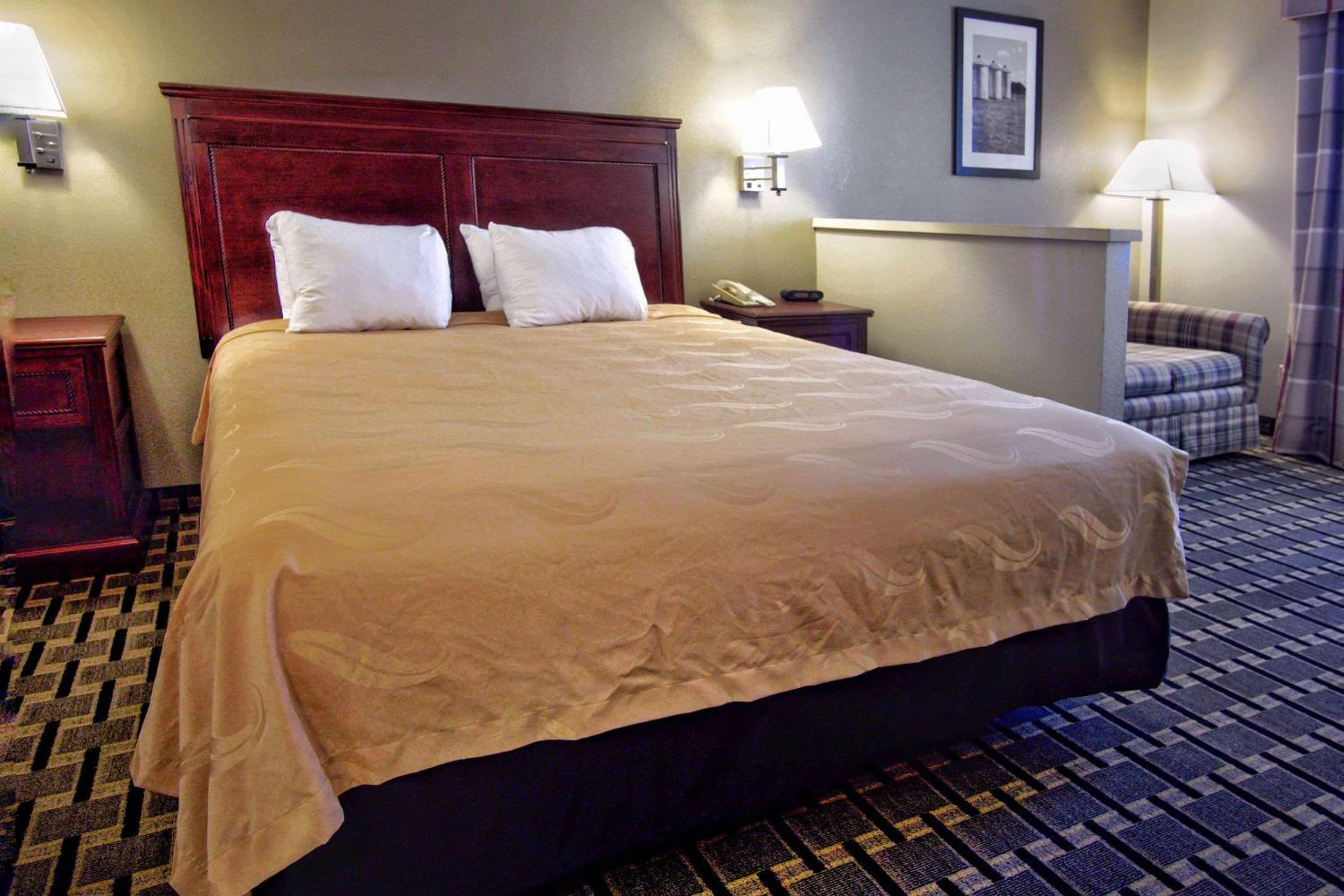 King Suite - Non-Smoking - Photo 6