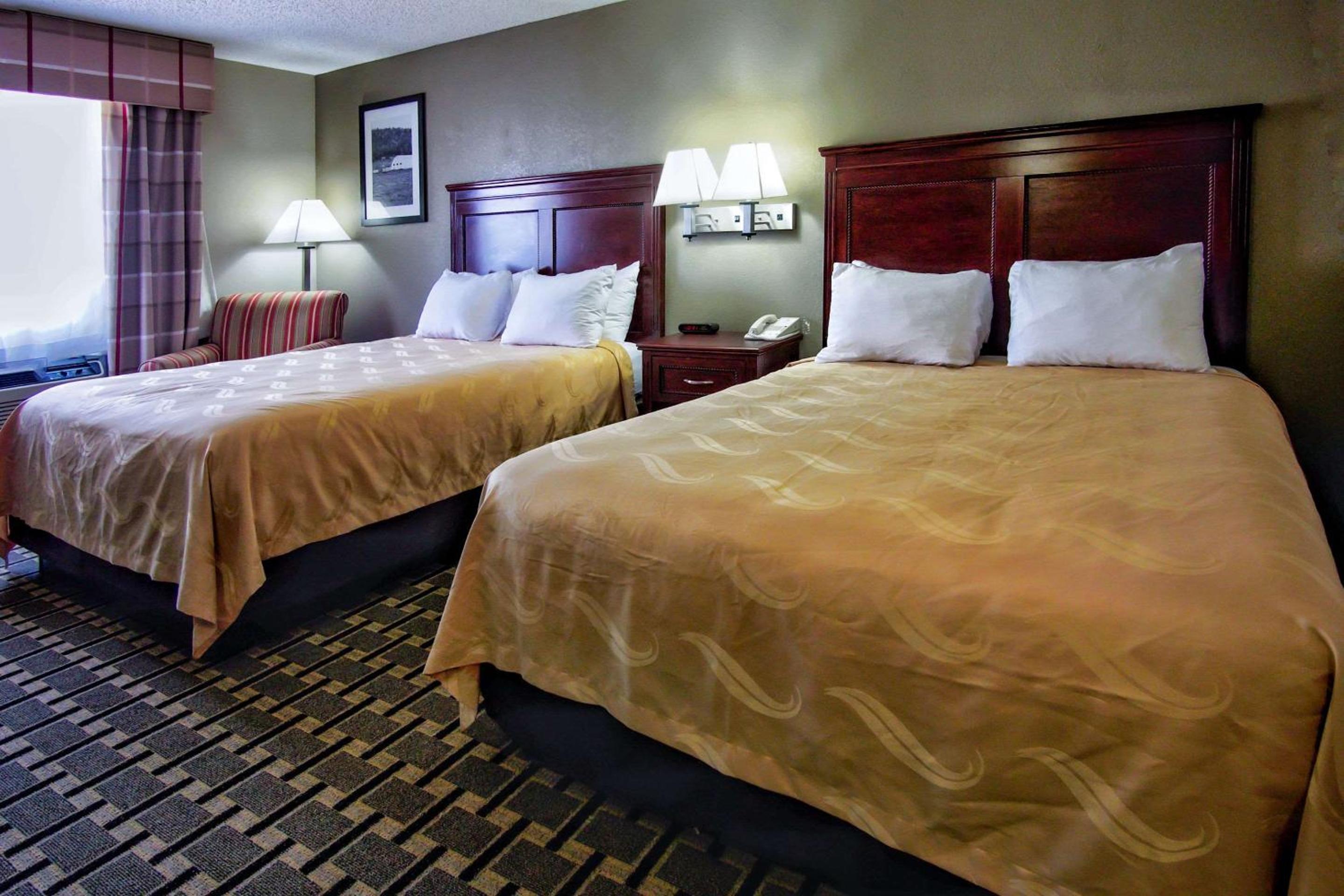 Queen Room with Two Queen Beds - Non-Smoking - Photo 5