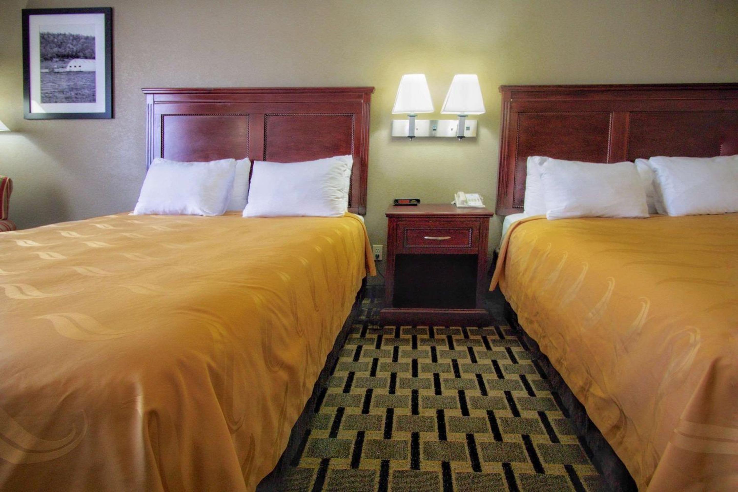 Queen Room with Two Queen Beds - Non-Smoking - Photo 1