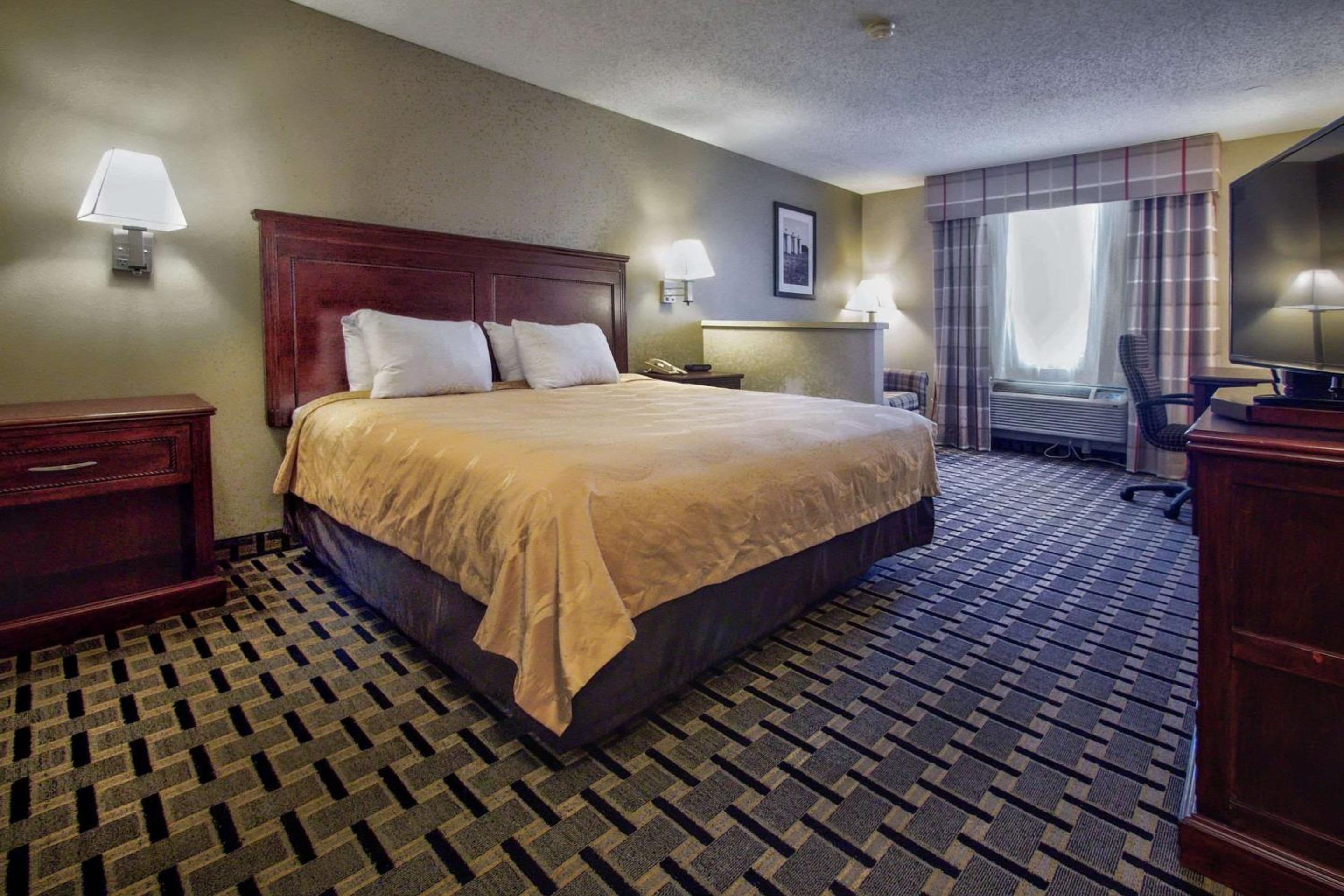 King Suite - Non-Smoking - Photo 1