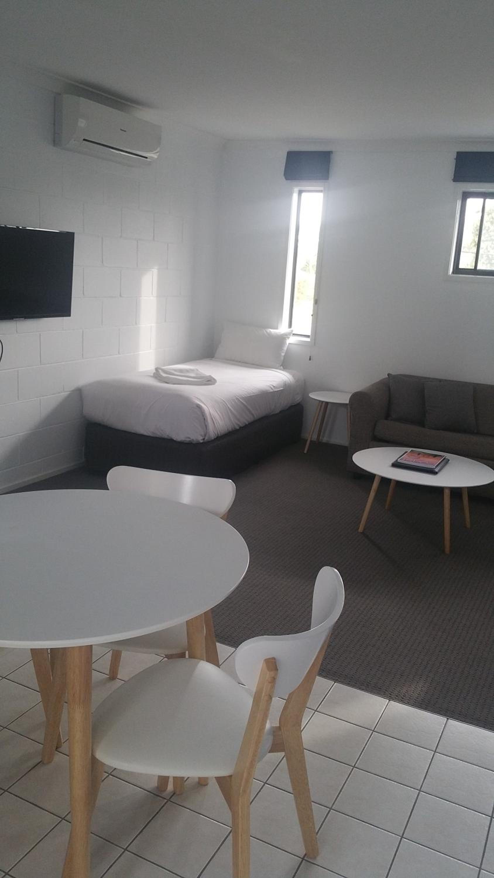 Large Twin Room (No Pets Allowed) photo 1