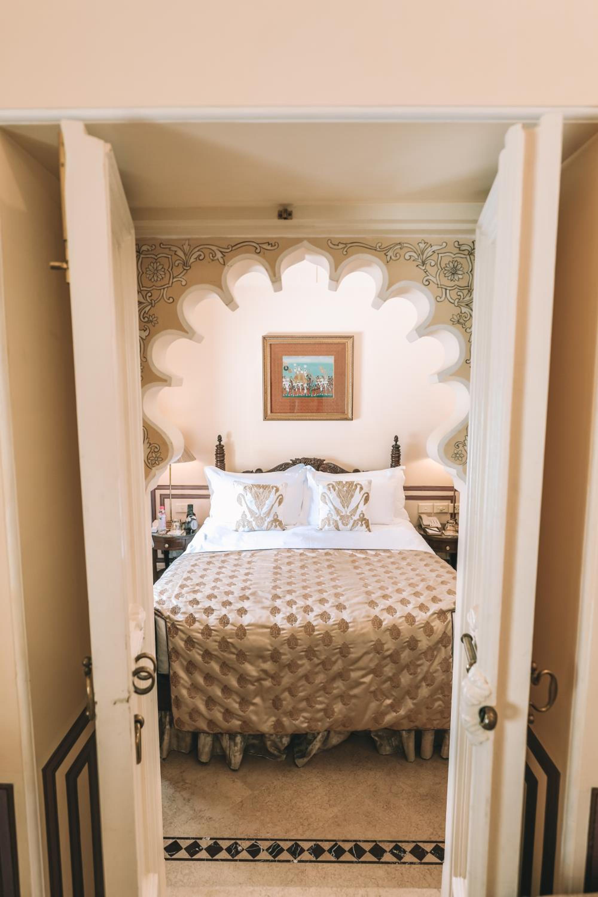 Historical Suite with Lake View - Photo 8