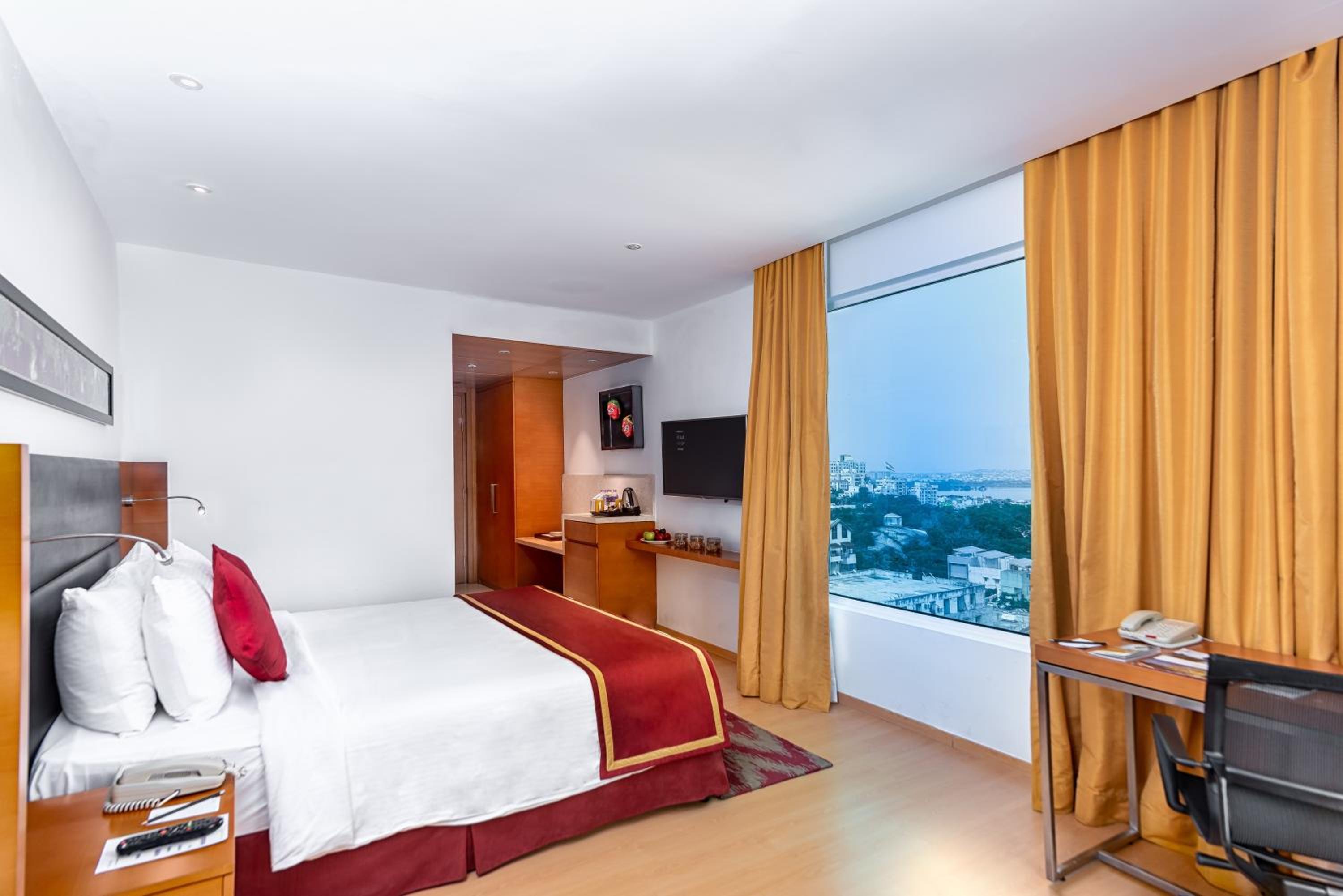 Queen Room with Lake View