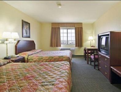 Queen Room with Two Queen Beds - Non-Smoking - Photo 1