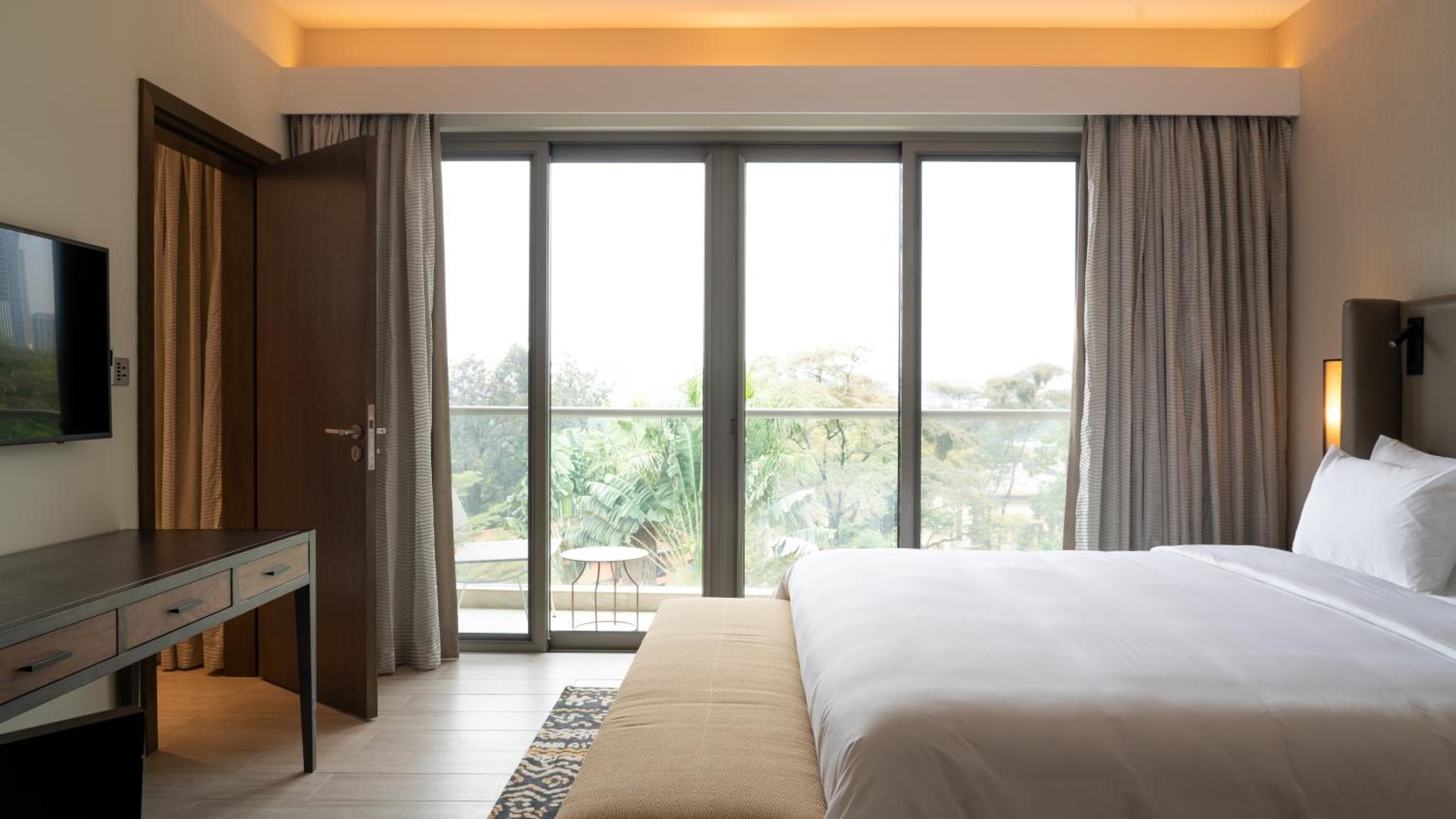 One-Bedroom Suite with Lounge Access - Photo 4
