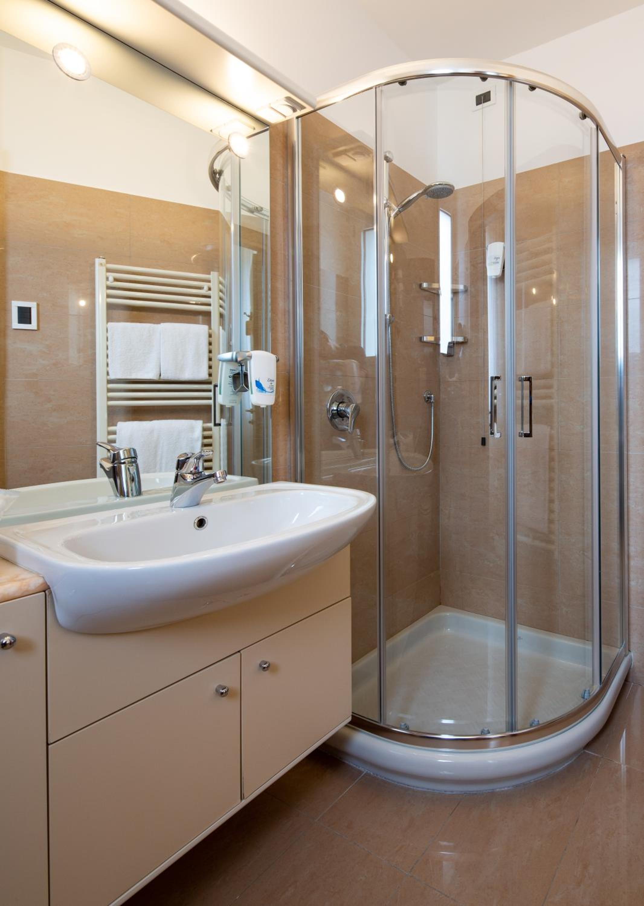 Business Queen Room - Photo 9